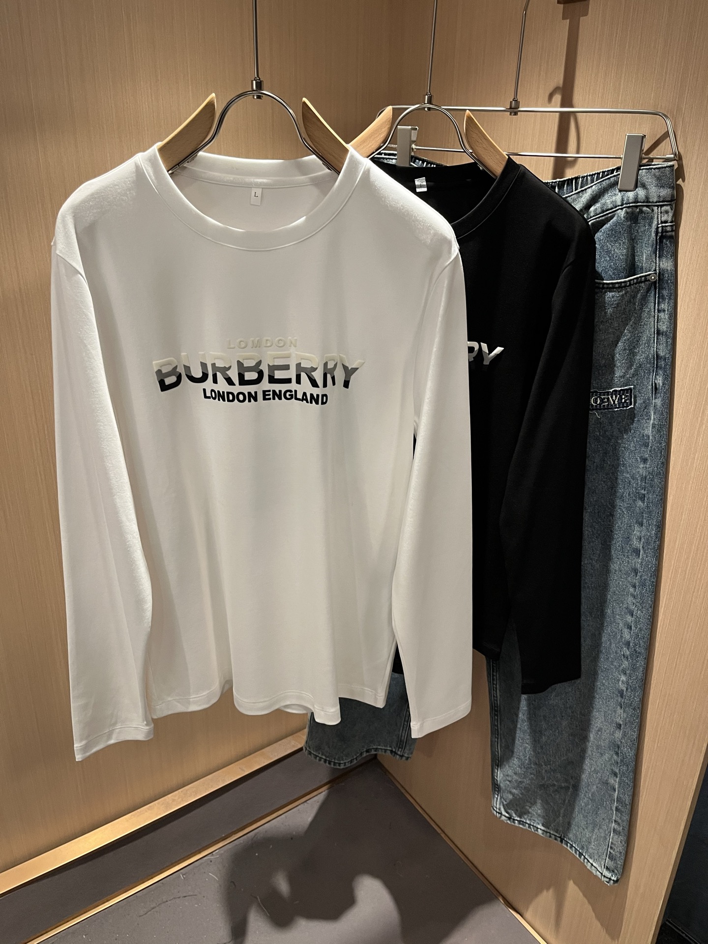 Bur*erry 巴*莉 2025秋季新款男士长袖打底，品牌最新设计元素！既不单调也不复杂,恰到好处的展