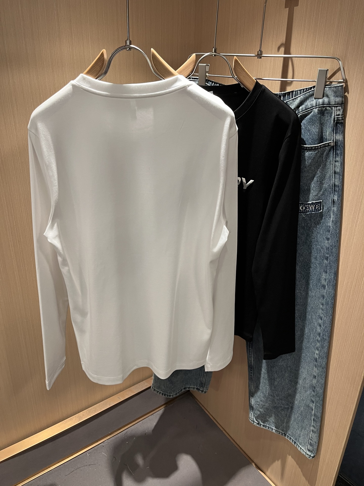 Bur*erry 巴*莉 2025秋季新款男士长袖打底，品牌最新设计元素！既不单调也不复杂,恰到好处的展