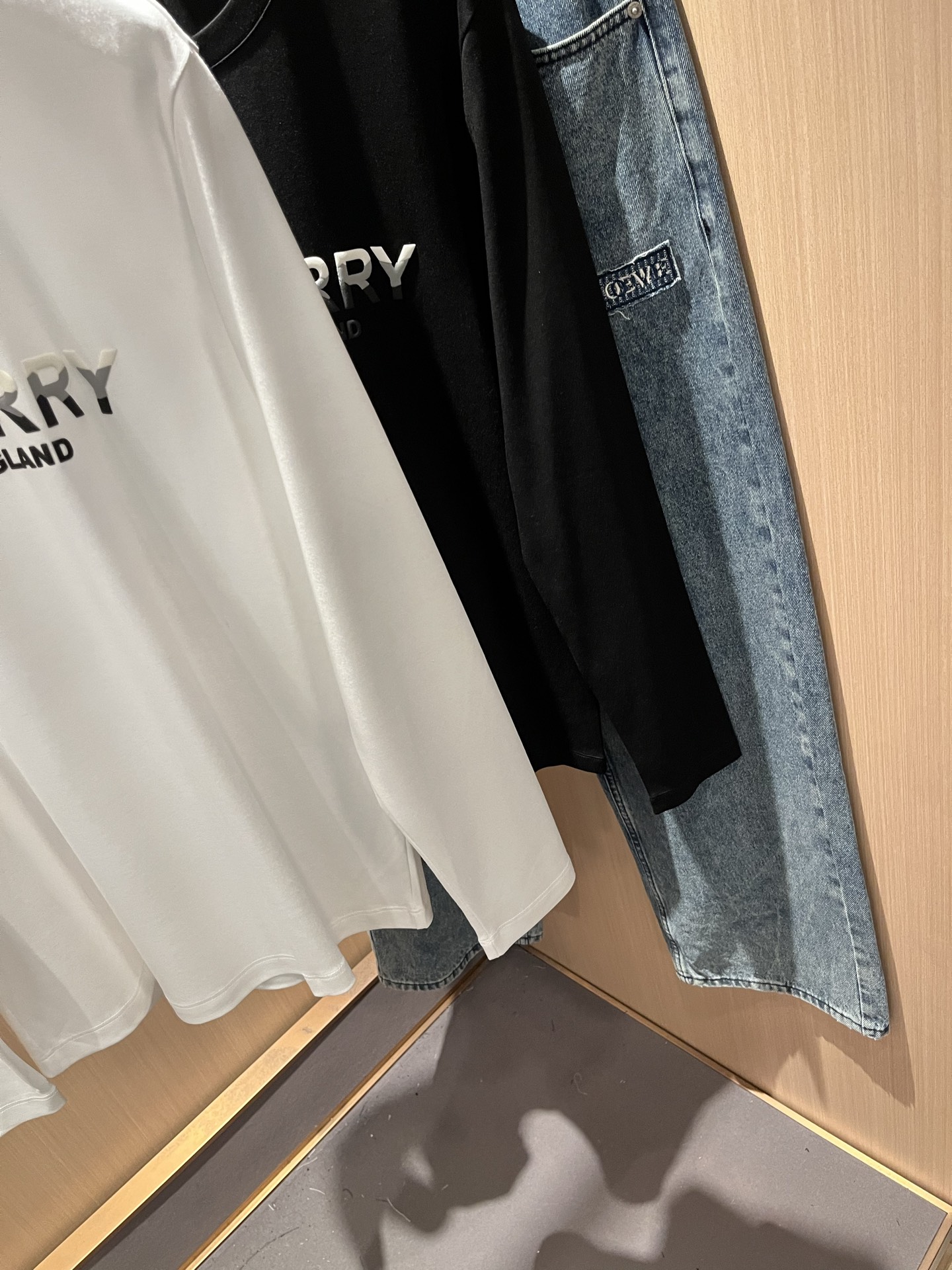 Bur*erry 巴*莉 2025秋季新款男士长袖打底，品牌最新设计元素！既不单调也不复杂,恰到好处的展