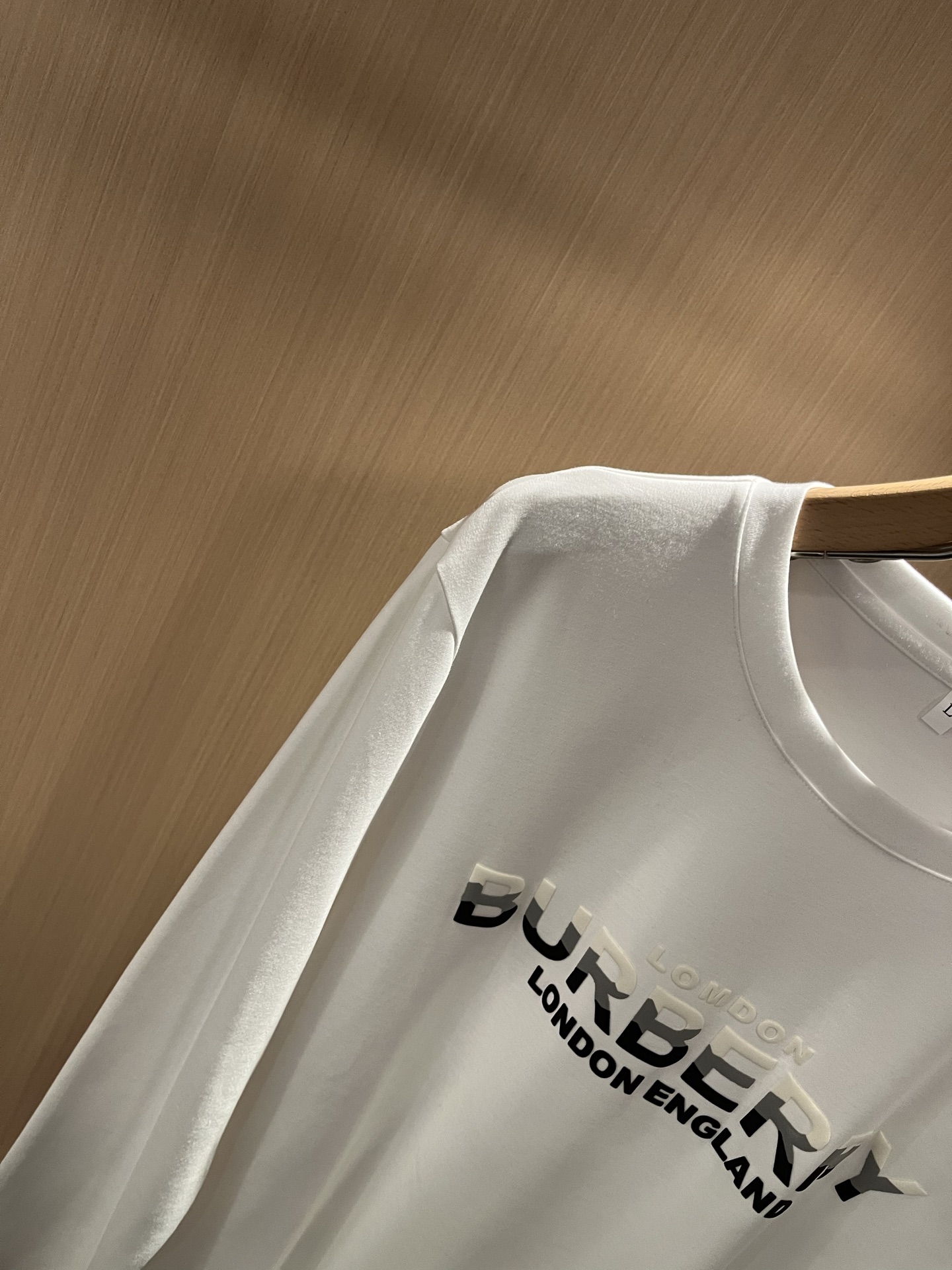 Bur*erry 巴*莉 2025秋季新款男士长袖打底，品牌最新设计元素！既不单调也不复杂,恰到好处的展