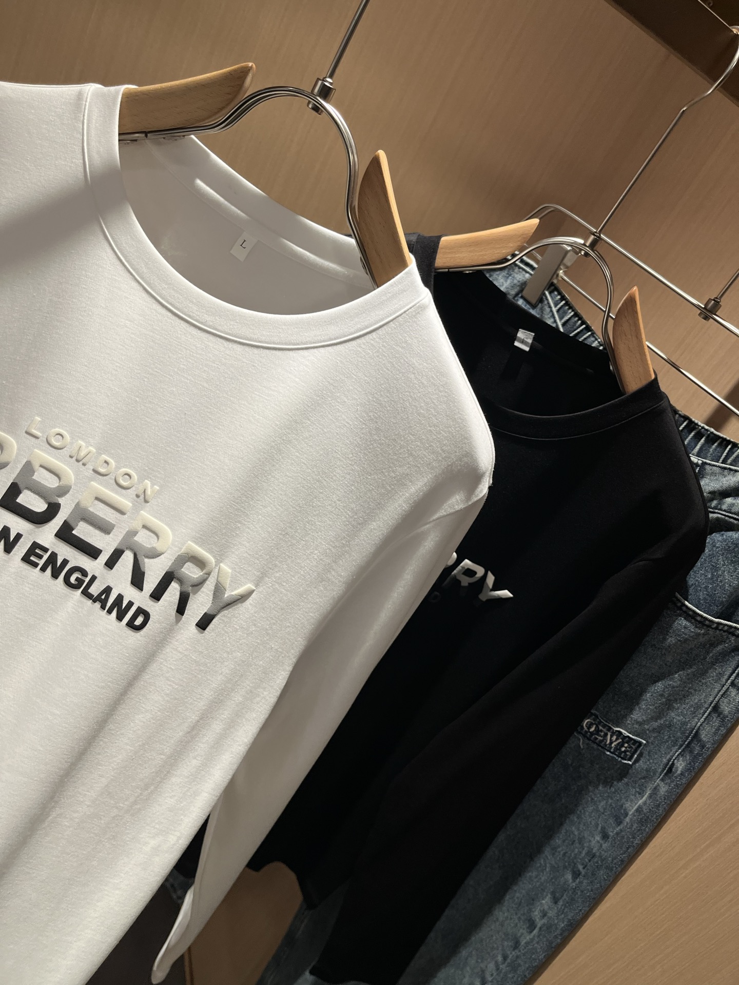 Bur*erry 巴*莉 2025秋季新款男士长袖打底，品牌最新设计元素！既不单调也不复杂,恰到好处的展