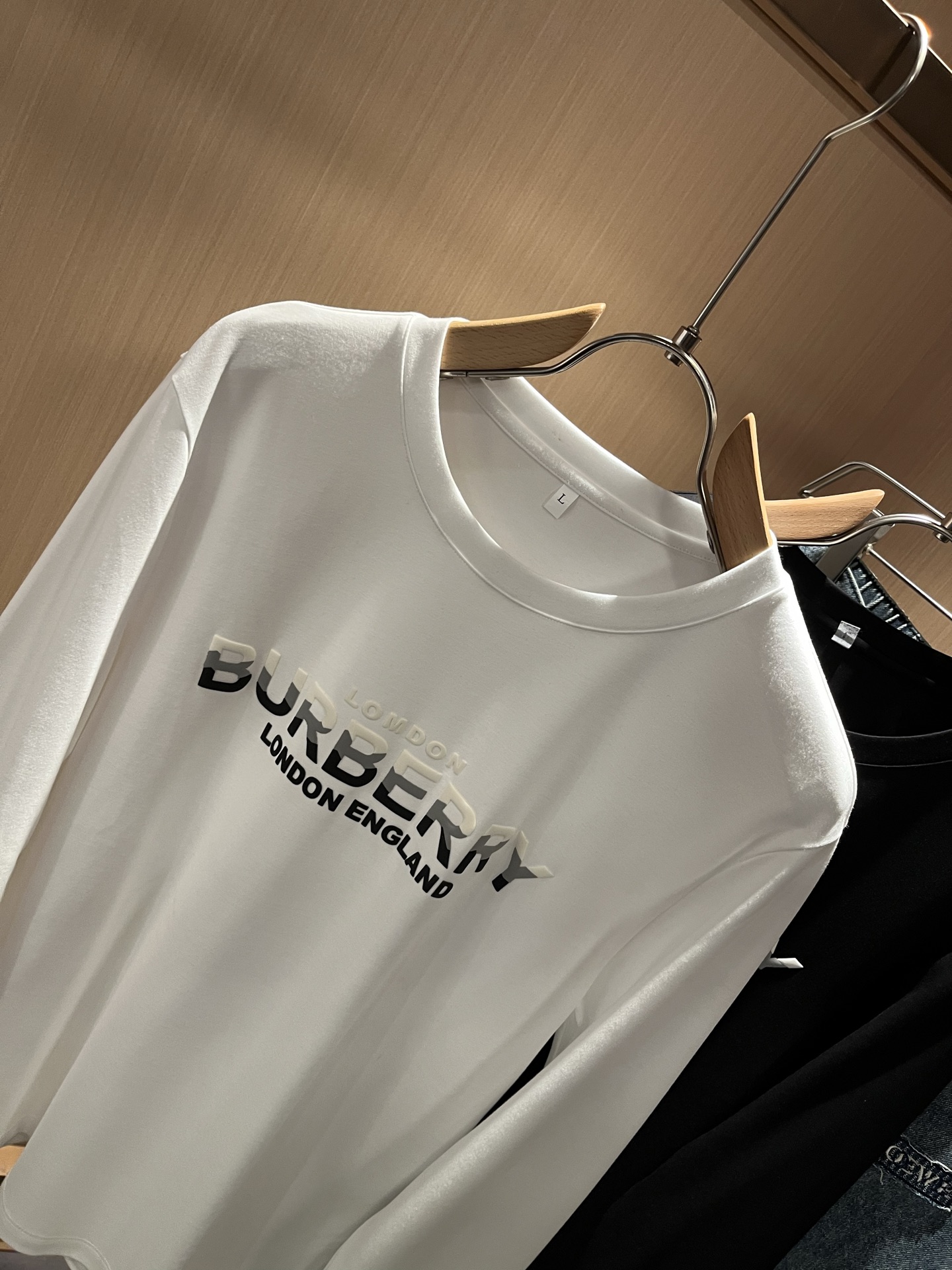 Bur*erry 巴*莉 2025秋季新款男士长袖打底，品牌最新设计元素！既不单调也不复杂,恰到好处的展