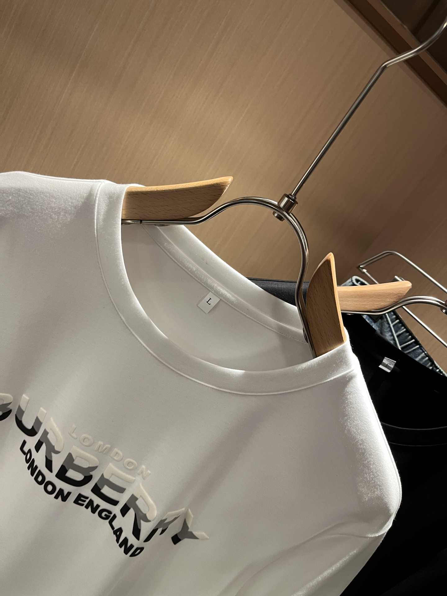 Bur*erry 巴*莉 2025秋季新款男士长袖打底，品牌最新设计元素！既不单调也不复杂,恰到好处的展