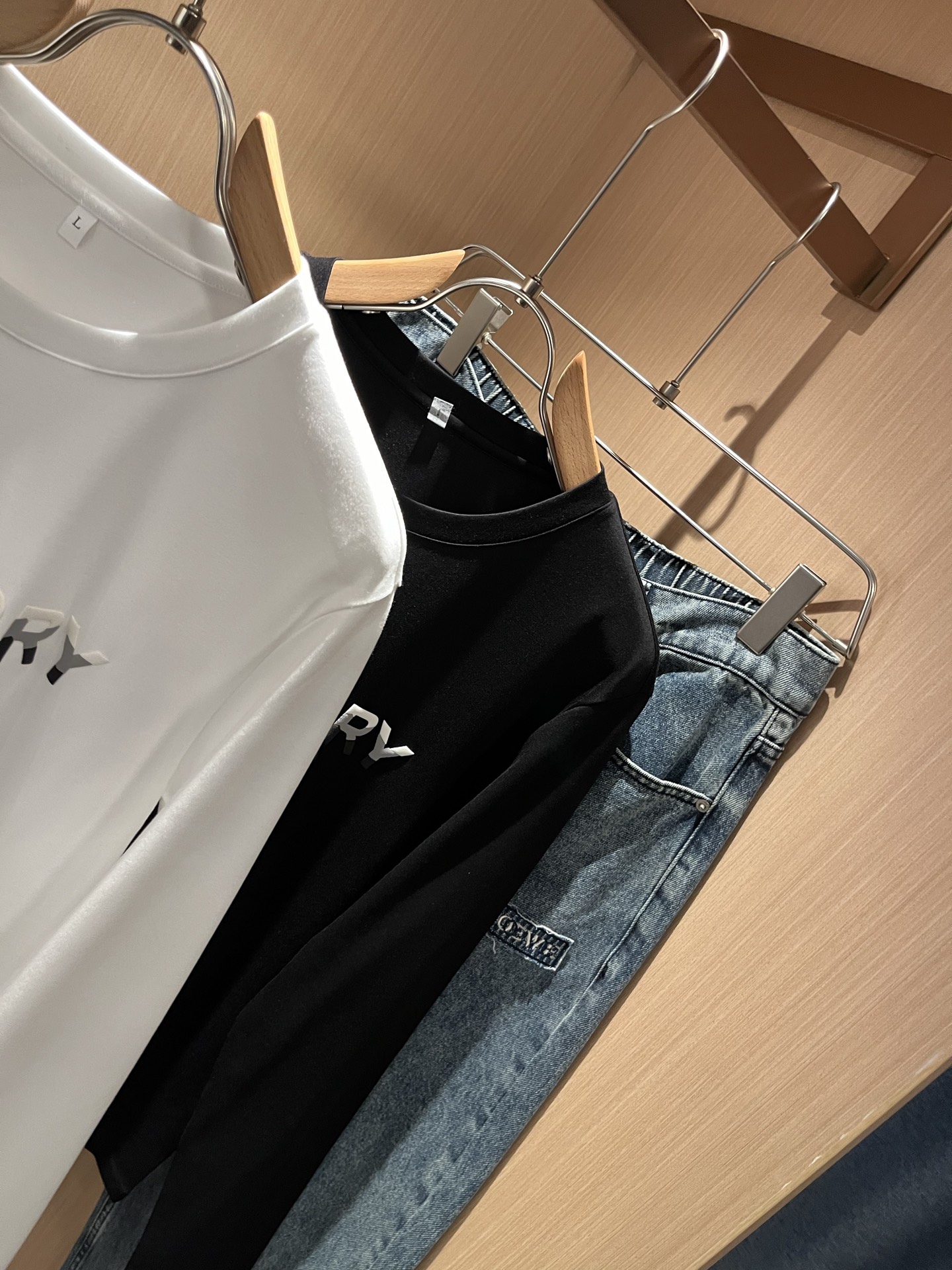 Bur*erry 巴*莉 2025秋季新款男士长袖打底，品牌最新设计元素！既不单调也不复杂,恰到好处的展