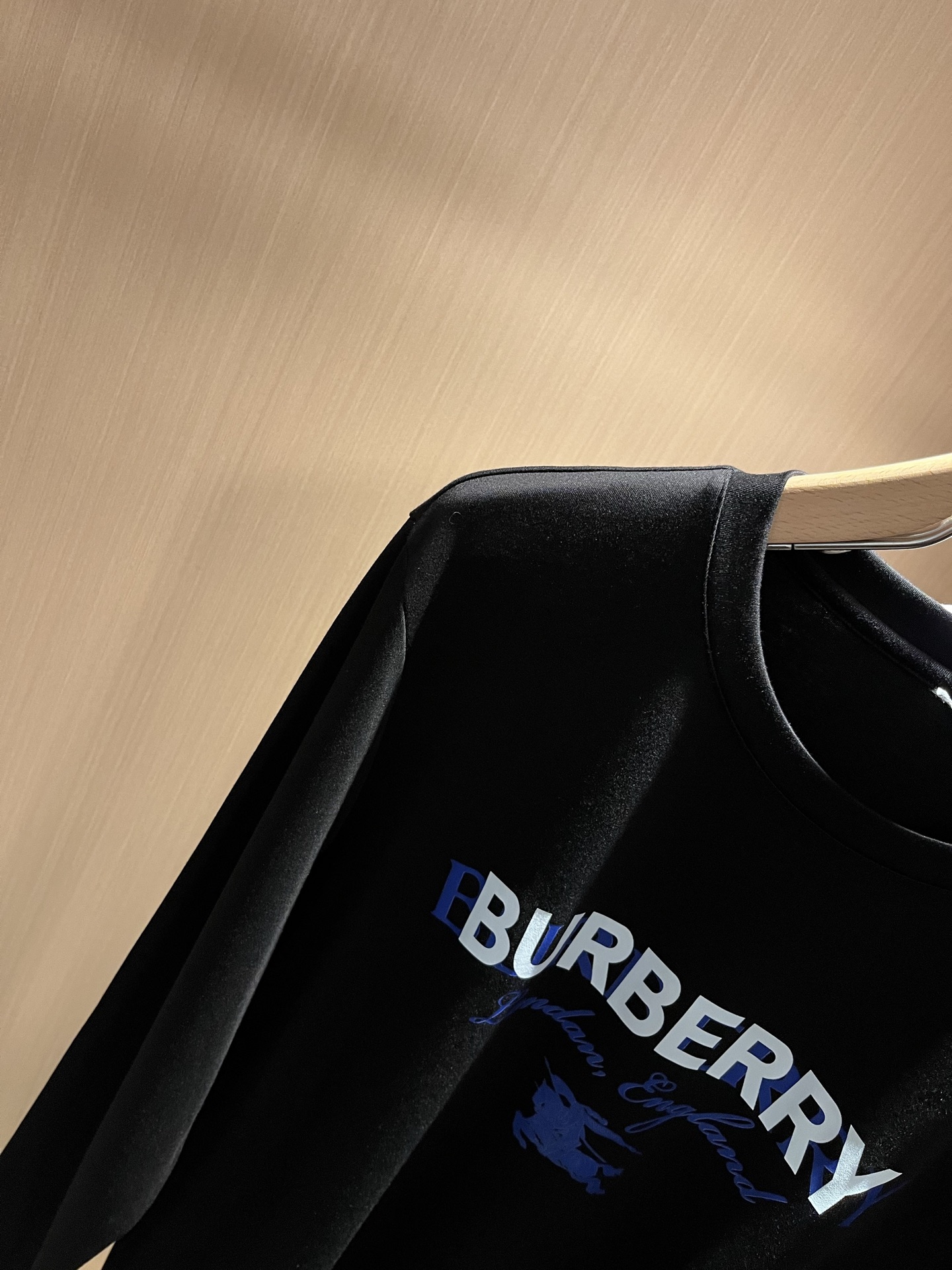 Bur*erry 巴*莉 2025秋季新款男士长袖打底，品牌最新设计元素！既不单调也不复杂,恰到好处的展