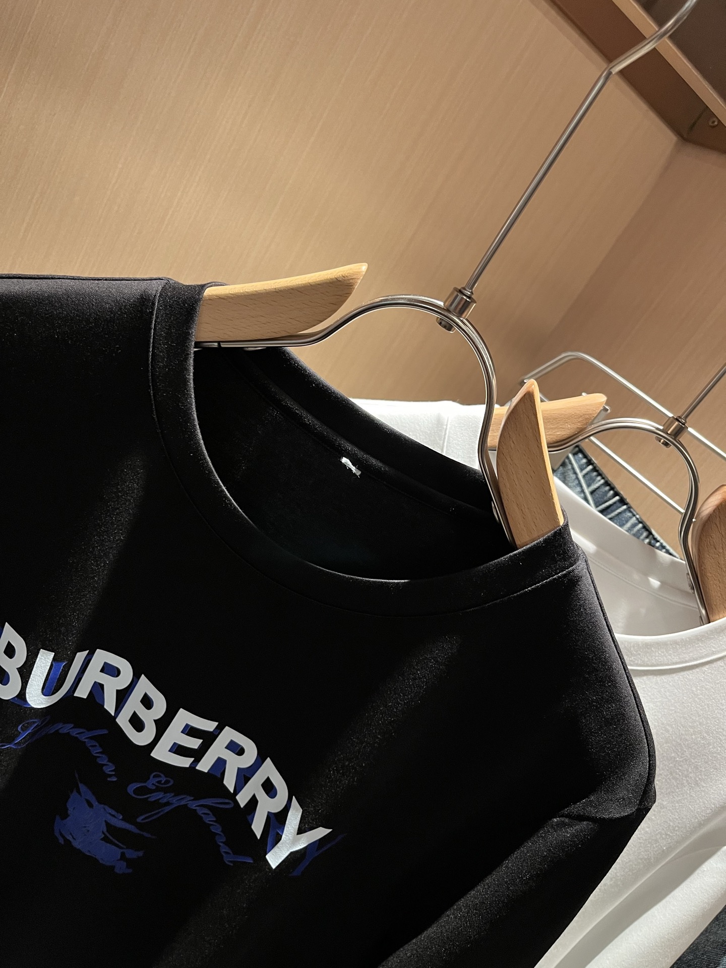 Bur*erry 巴*莉 2025秋季新款男士长袖打底，品牌最新设计元素！既不单调也不复杂,恰到好处的展