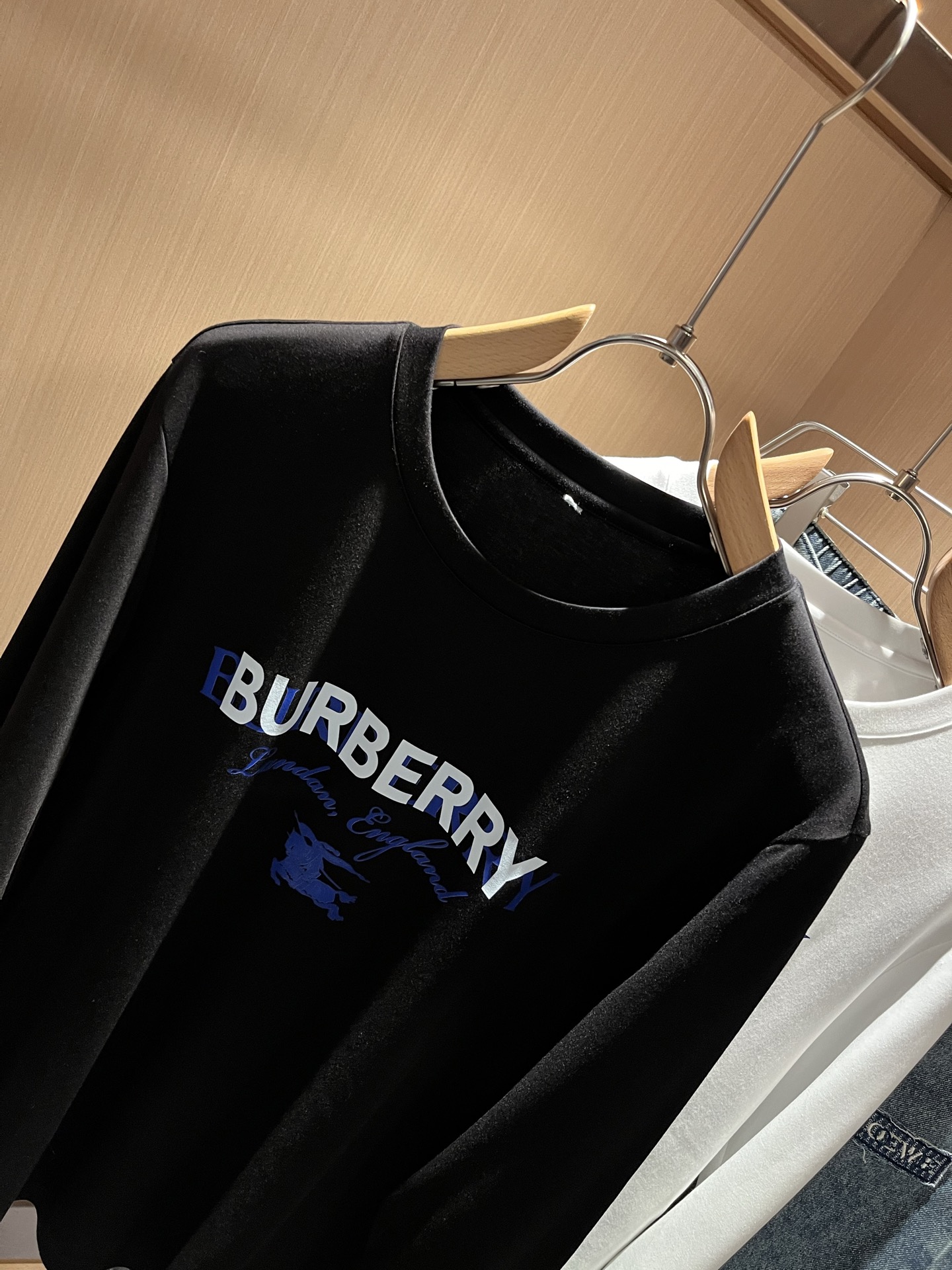 Bur*erry 巴*莉 2025秋季新款男士长袖打底，品牌最新设计元素！既不单调也不复杂,恰到好处的展