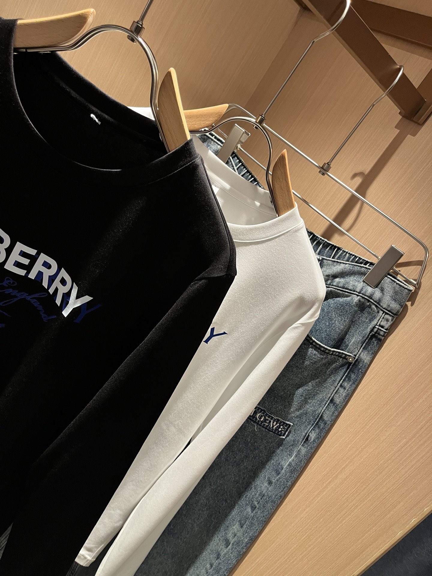 Bur*erry 巴*莉 2025秋季新款男士长袖打底，品牌最新设计元素！既不单调也不复杂,恰到好处的展