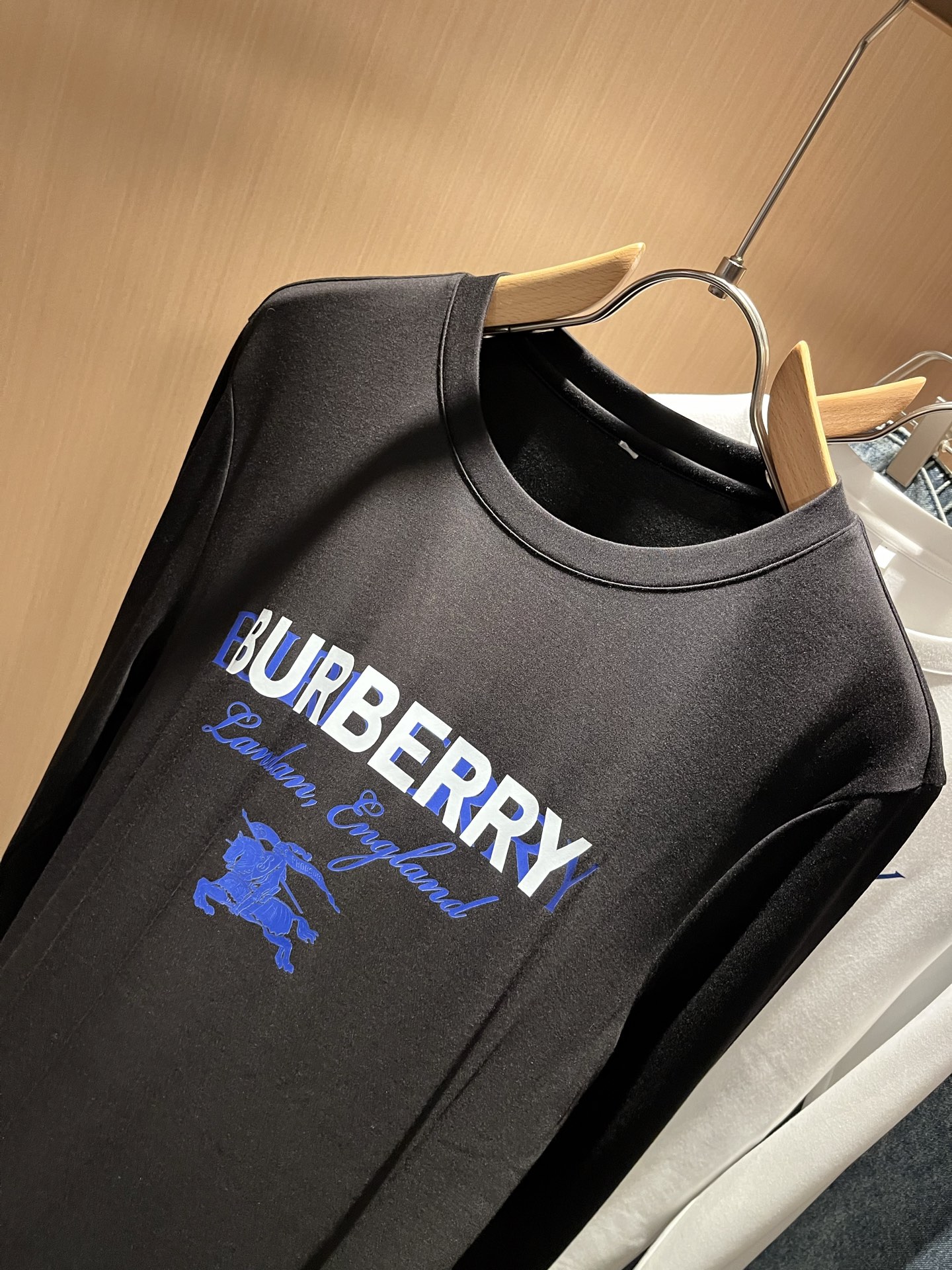 Bur*erry 巴*莉 2025秋季新款男士长袖打底，品牌最新设计元素！既不单调也不复杂,恰到好处的展