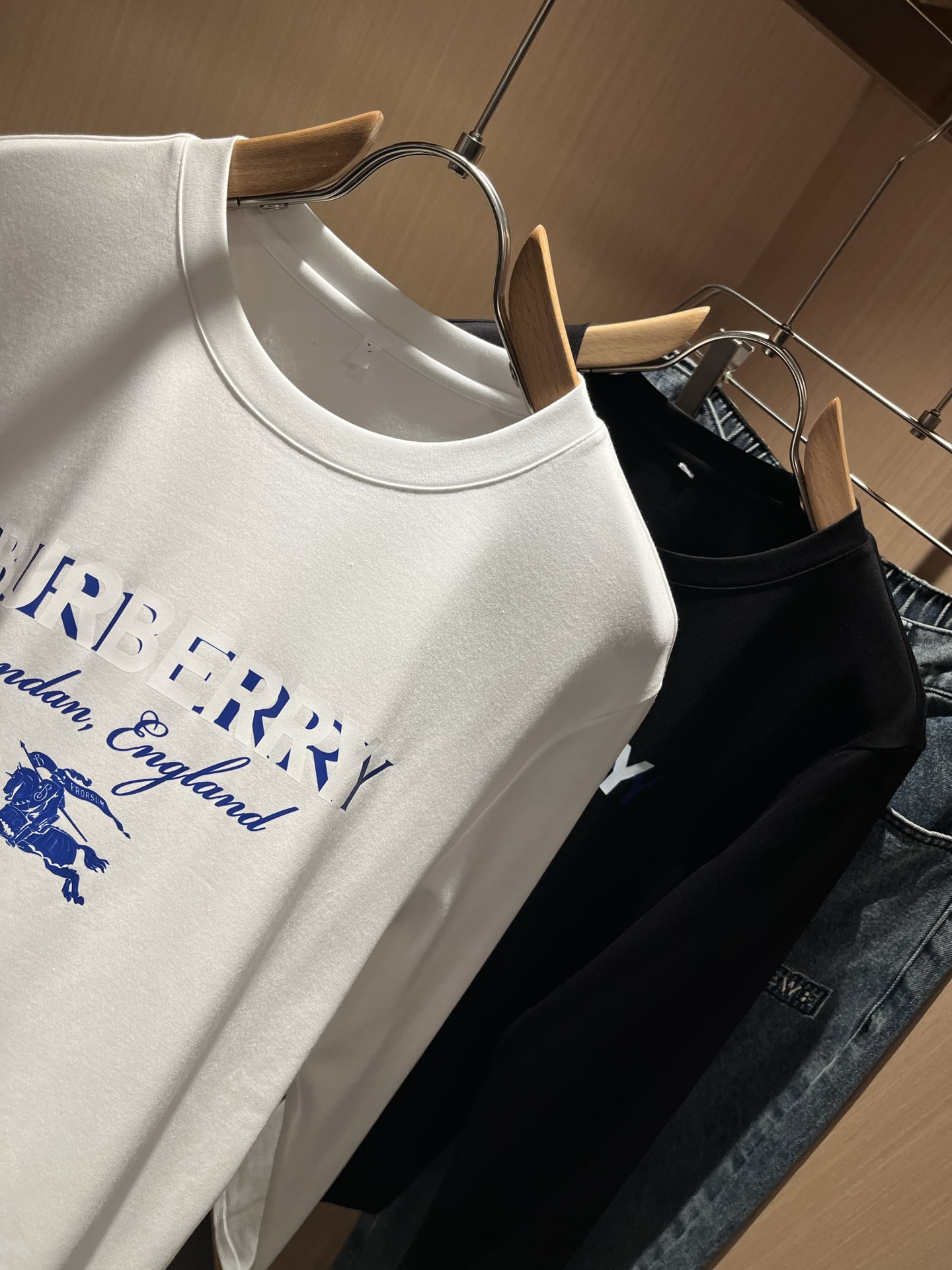 Bur*erry 巴*莉 2025秋季新款男士长袖打底，品牌最新设计元素！既不单调也不复杂,恰到好处的展