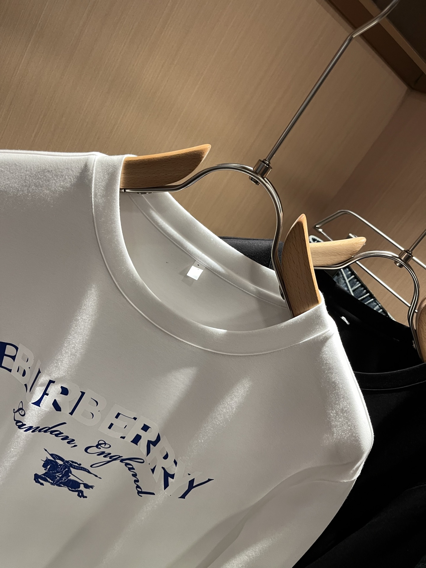 Bur*erry 巴*莉 2025秋季新款男士长袖打底，品牌最新设计元素！既不单调也不复杂,恰到好处的展