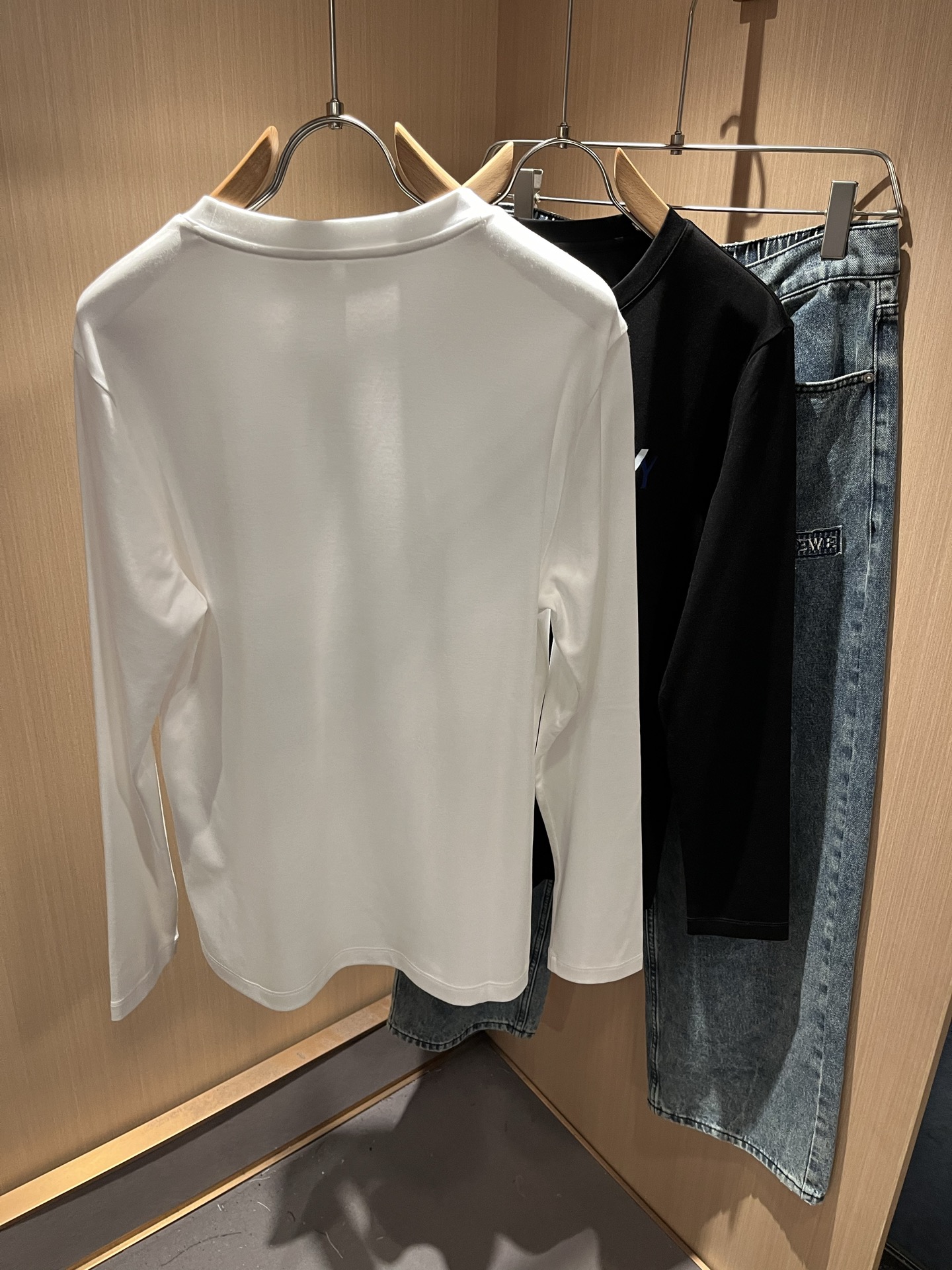 Bur*erry 巴*莉 2025秋季新款男士长袖打底，品牌最新设计元素！既不单调也不复杂,恰到好处的展