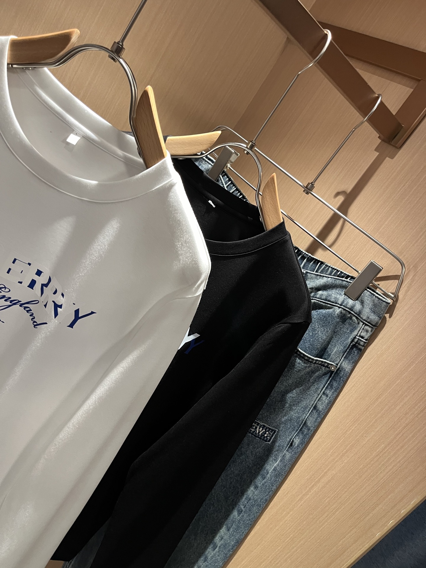 Bur*erry 巴*莉 2025秋季新款男士长袖打底，品牌最新设计元素！既不单调也不复杂,恰到好处的展