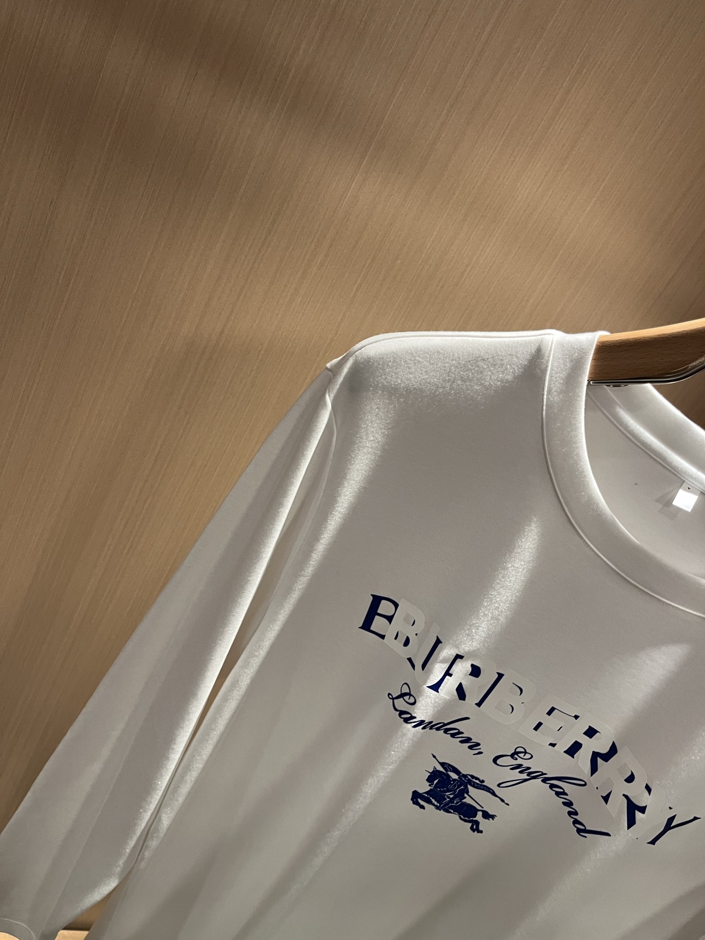 Bur*erry 巴*莉 2025秋季新款男士长袖打底，品牌最新设计元素！既不单调也不复杂,恰到好处的展