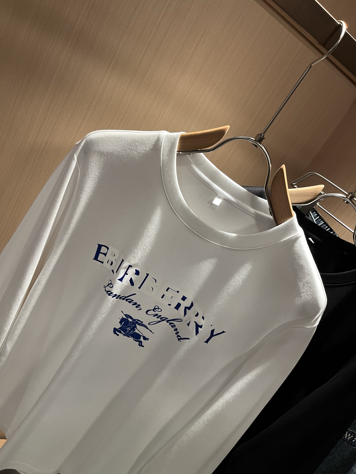 Bur*erry 巴*莉 2025秋季新款男士长袖打底，品牌最新设计元素！既不单调也不复杂,恰到好处的展