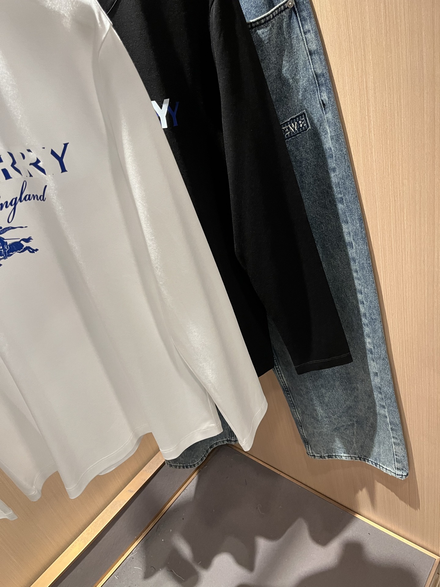 Bur*erry 巴*莉 2025秋季新款男士长袖打底，品牌最新设计元素！既不单调也不复杂,恰到好处的展