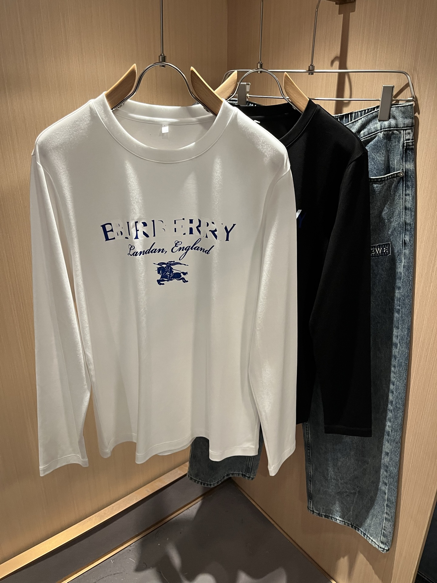 Bur*erry 巴*莉 2025秋季新款男士长袖打底，品牌最新设计元素！既不单调也不复杂,恰到好处的展