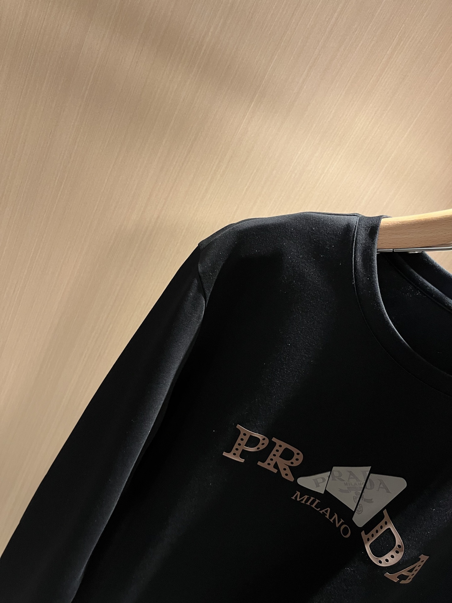 PRAD*A普*达2025秋冬新款男士长袖打底衫，最新款全网独家首上！！~既经典有时尚百搭，谁不爱啊，将