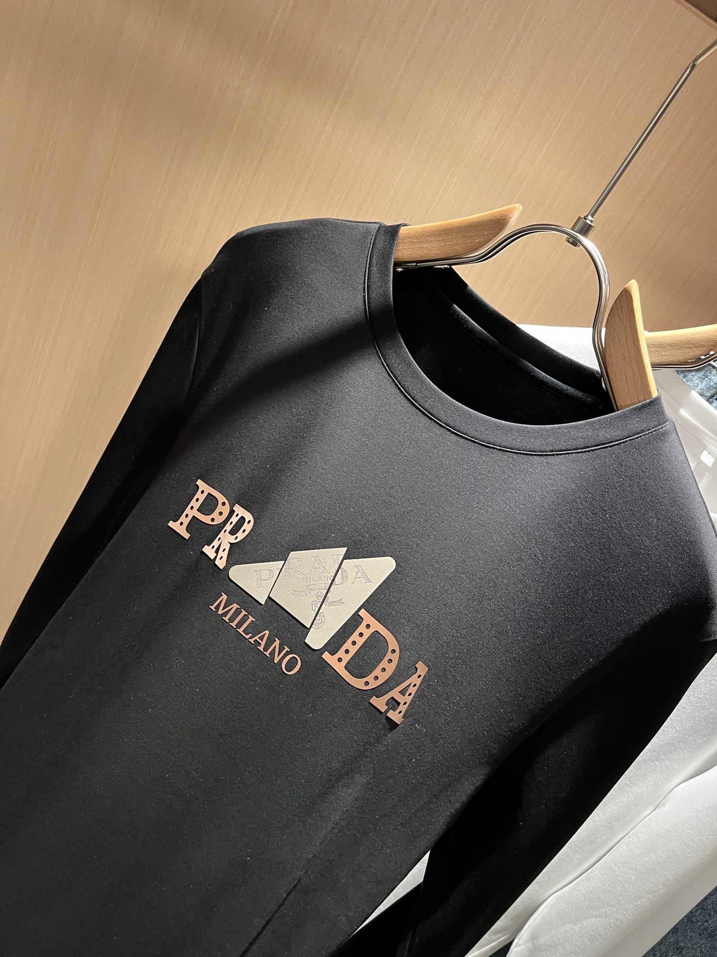 PRAD*A普*达2025秋冬新款男士长袖打底衫，最新款全网独家首上！！~既经典有时尚百搭，谁不爱啊，将