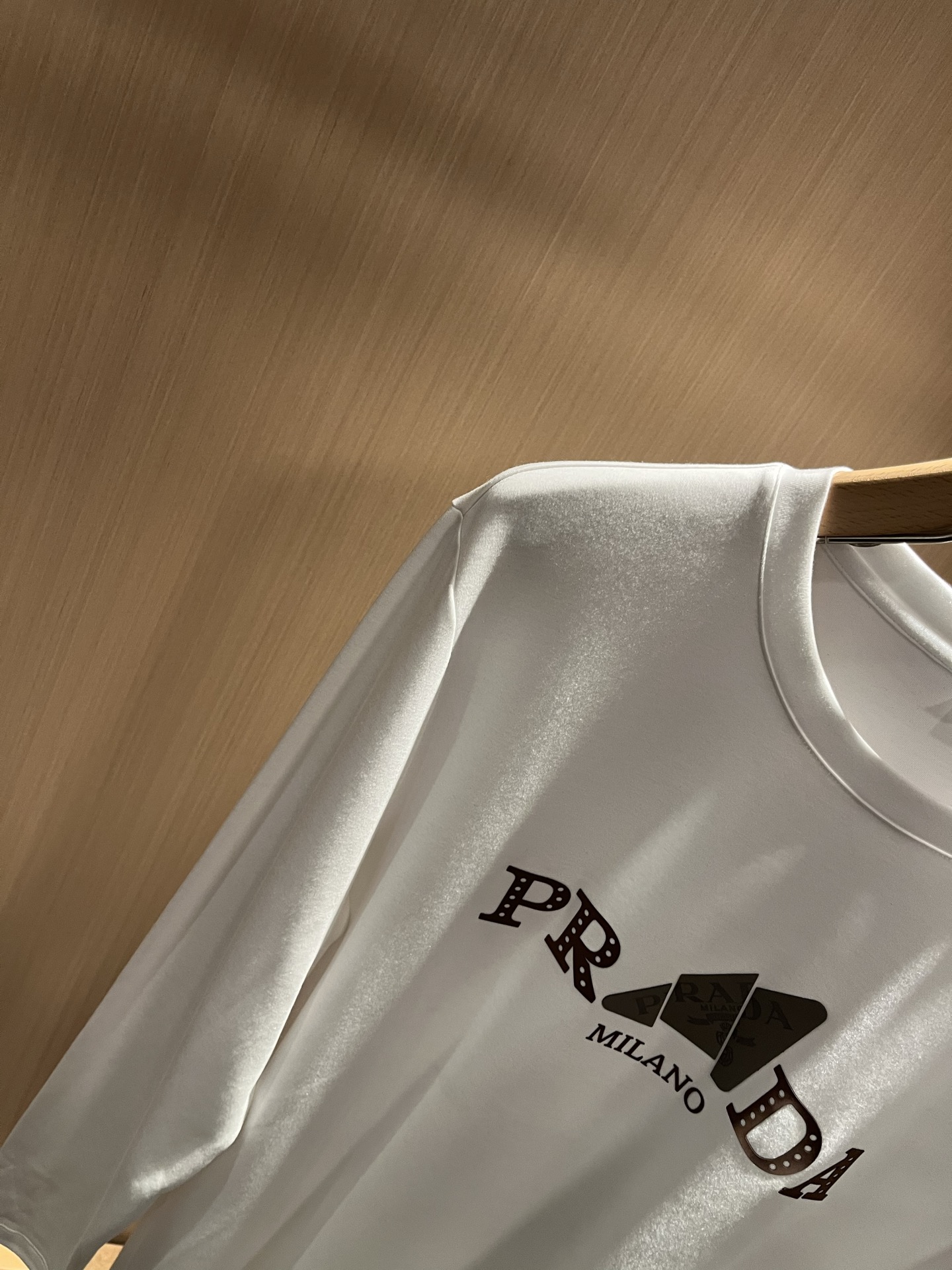 PRAD*A普*达2025秋冬新款男士长袖打底衫，最新款全网独家首上！！~既经典有时尚百搭，谁不爱啊，将