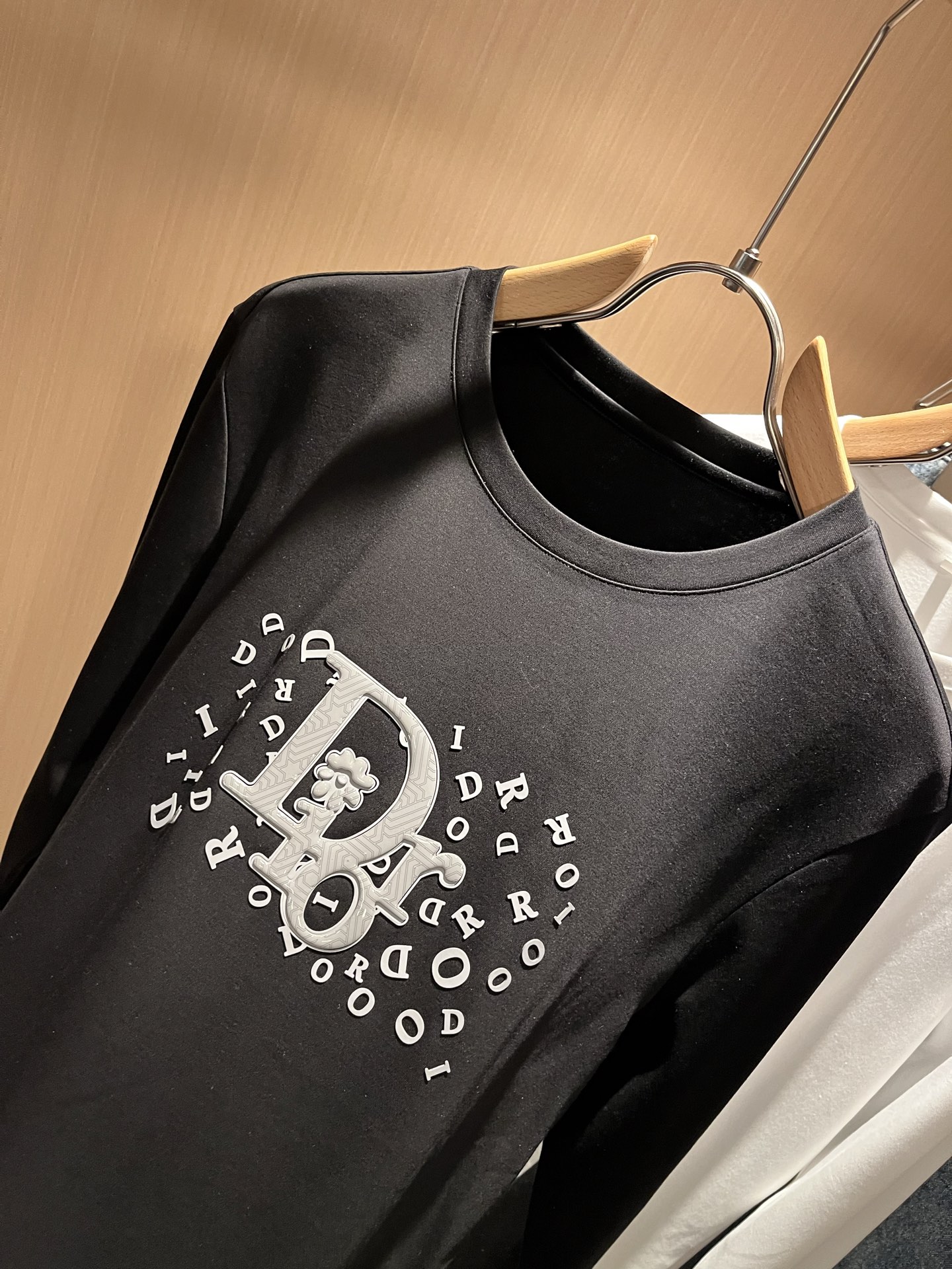 Dio*r迪家2025秋冬新款长袖打底衫，专柜同步发售！定制专属纯棉面料，胸前采用品牌logo图案压胶设