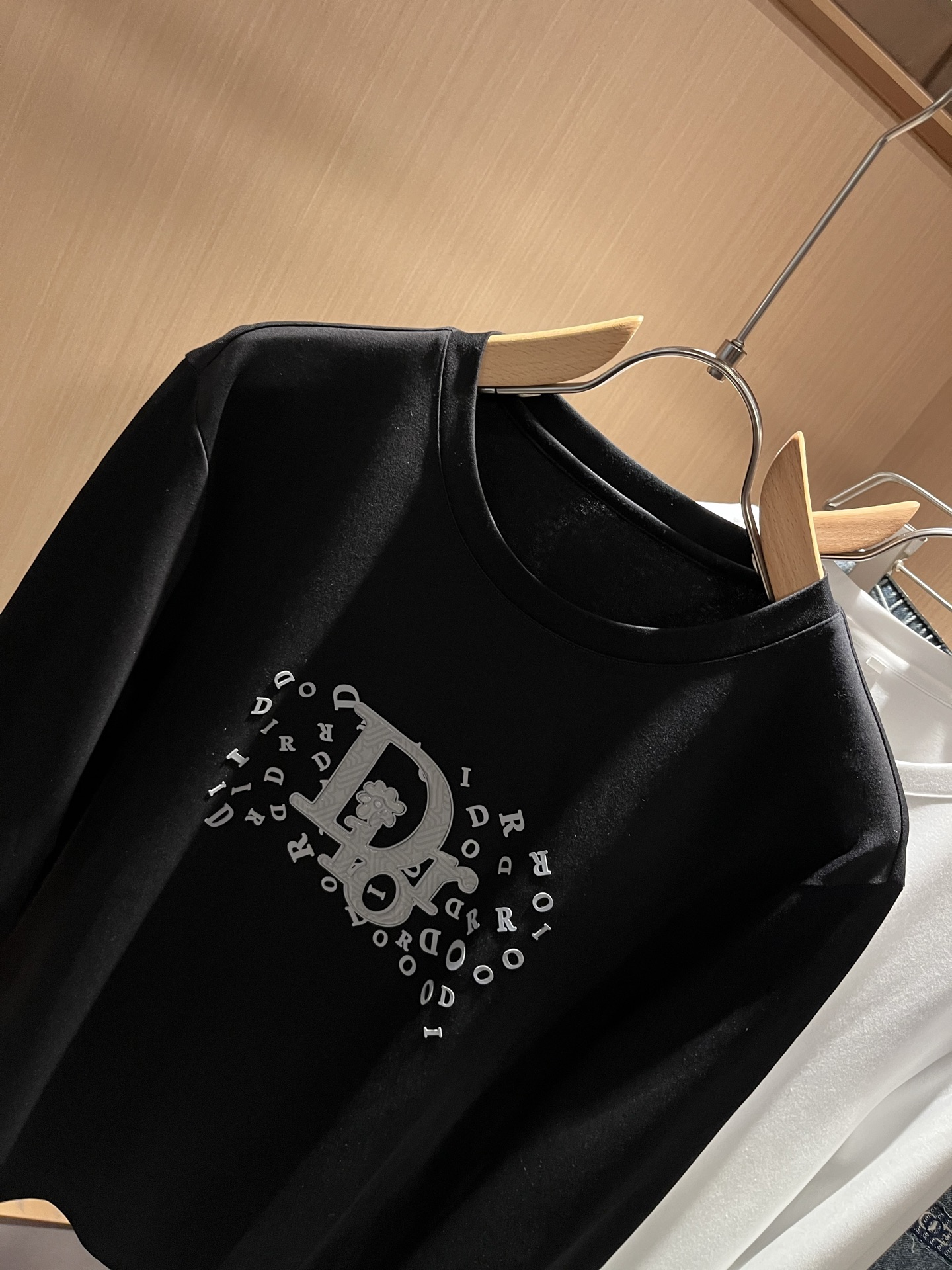 Dio*r迪家2025秋冬新款长袖打底衫，专柜同步发售！定制专属纯棉面料，胸前采用品牌logo图案压胶设