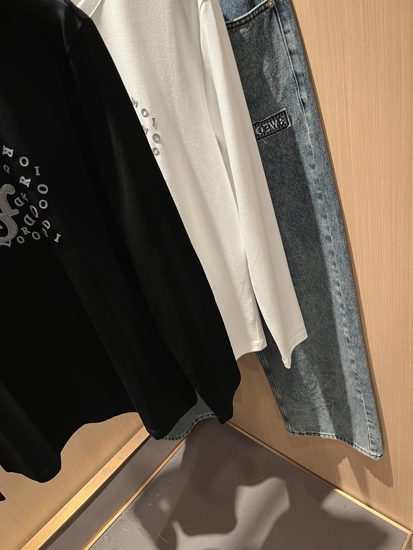 Dio*r迪家2025秋冬新款长袖打底衫，专柜同步发售！定制专属纯棉面料，胸前采用品牌logo图案压胶设