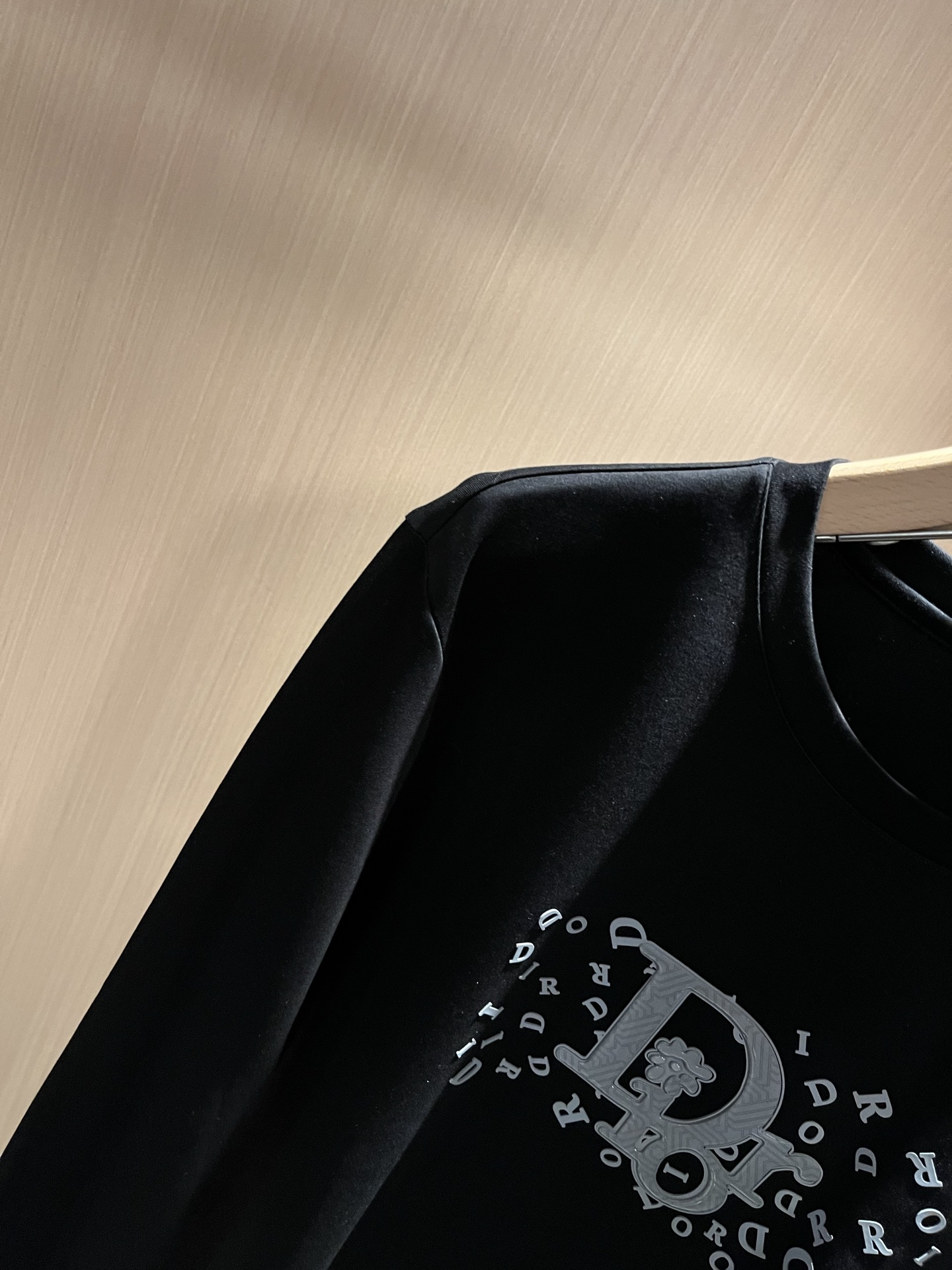 Dio*r迪家2025秋冬新款长袖打底衫，专柜同步发售！定制专属纯棉面料，胸前采用品牌logo图案压胶设