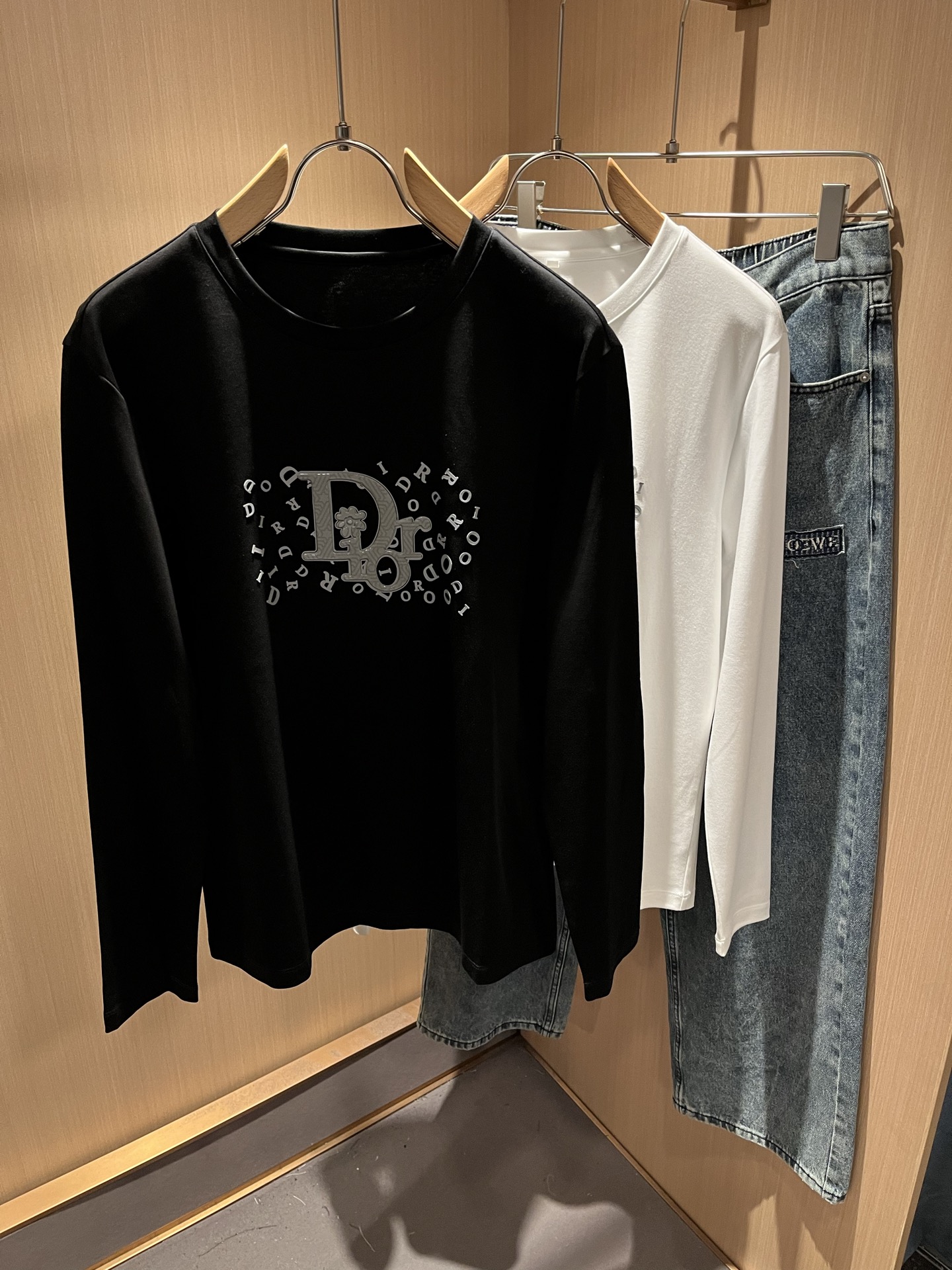 Dio*r迪家2025秋冬新款长袖打底衫，专柜同步发售！定制专属纯棉面料，胸前采用品牌logo图案压胶设