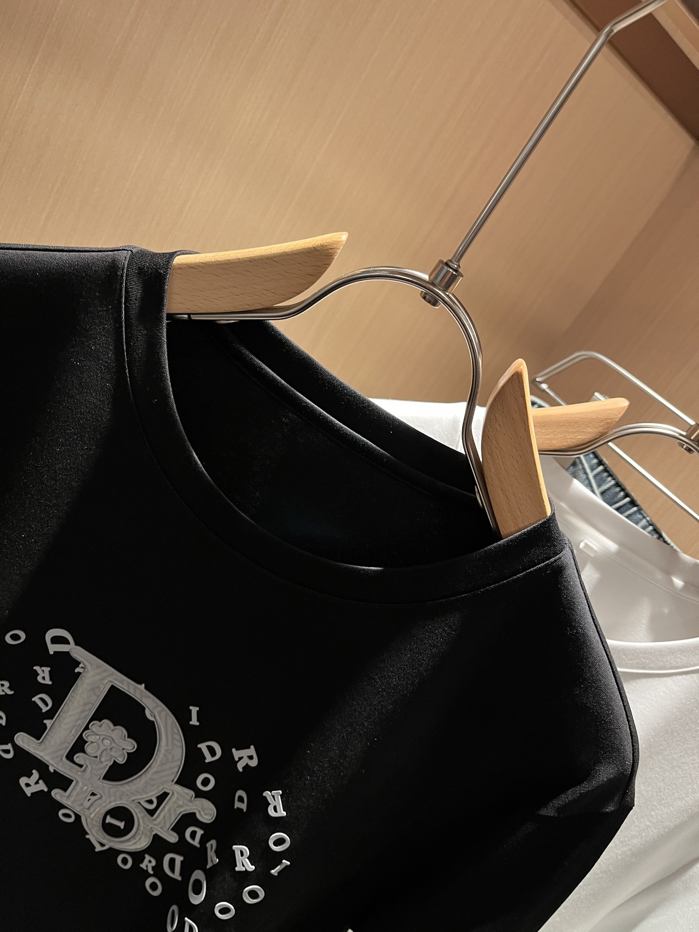 Dio*r迪家2025秋冬新款长袖打底衫，专柜同步发售！定制专属纯棉面料，胸前采用品牌logo图案压胶设