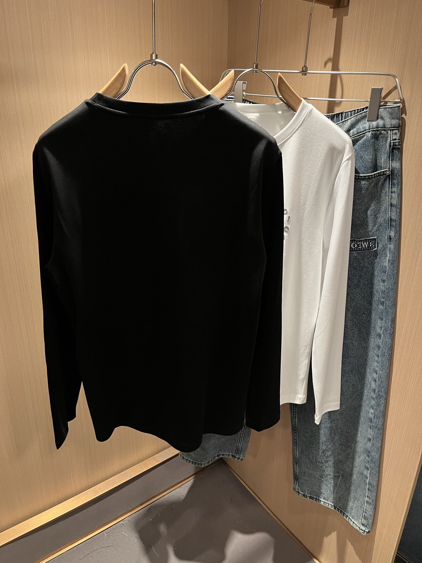 Dio*r迪家2025秋冬新款长袖打底衫，专柜同步发售！定制专属纯棉面料，胸前采用品牌logo图案压胶设