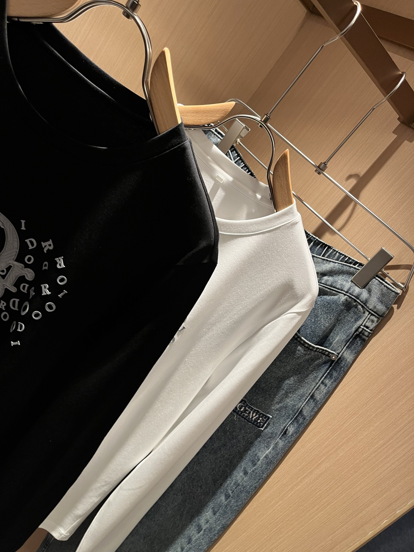 Dio*r迪家2025秋冬新款长袖打底衫，专柜同步发售！定制专属纯棉面料，胸前采用品牌logo图案压胶设