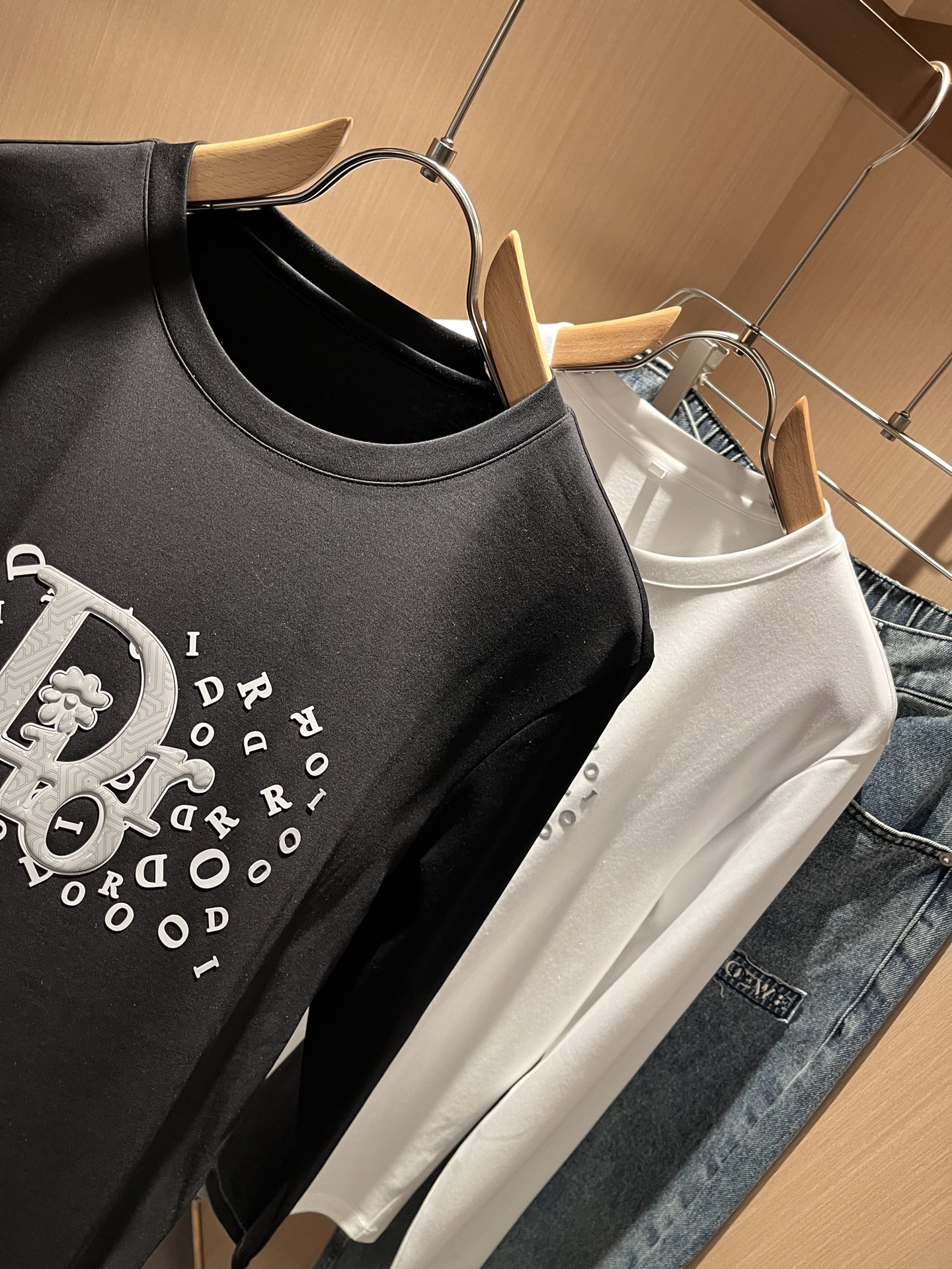 Dio*r迪家2025秋冬新款长袖打底衫，专柜同步发售！定制专属纯棉面料，胸前采用品牌logo图案压胶设