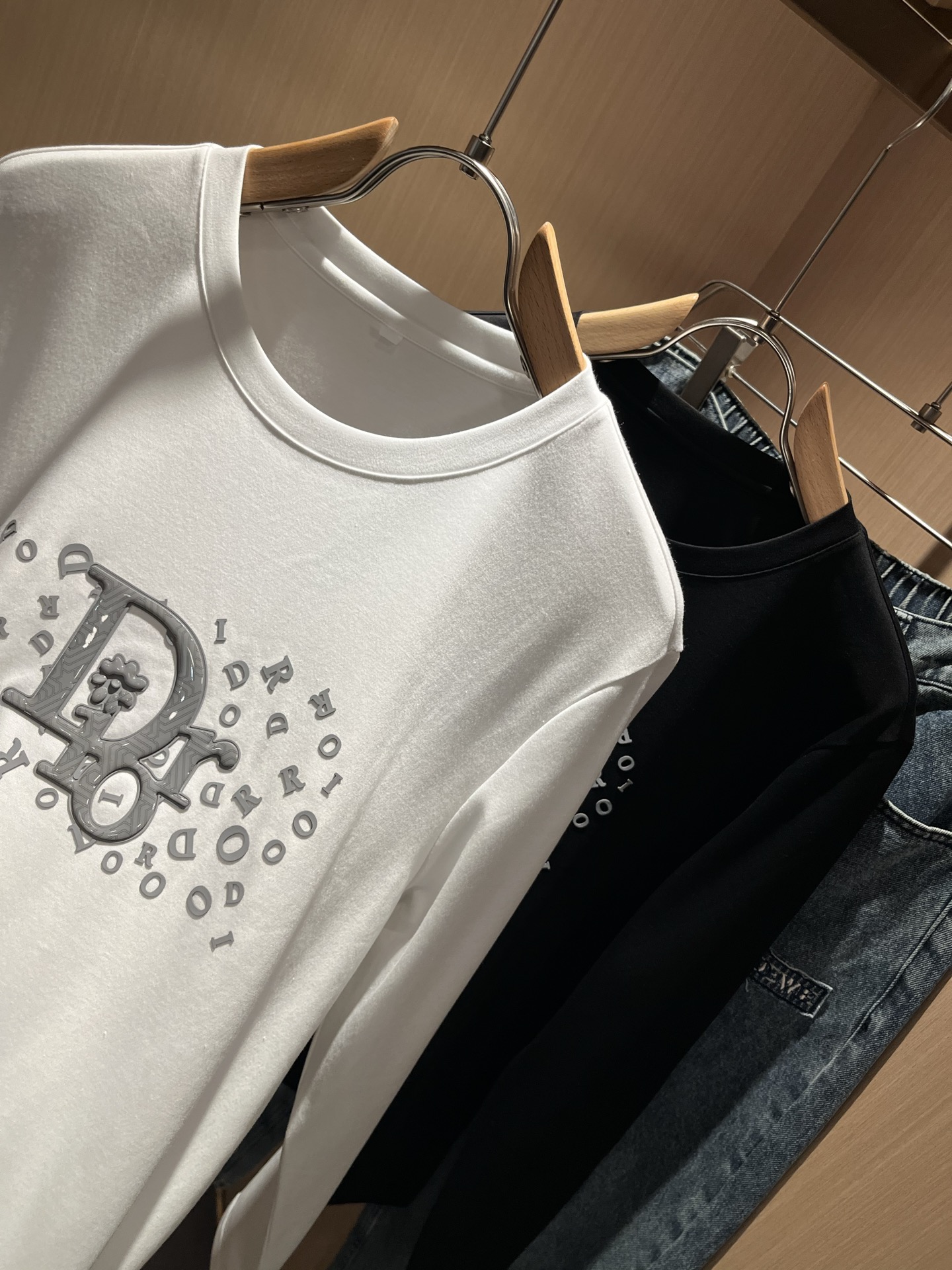 Dio*r迪家2025秋冬新款长袖打底衫，专柜同步发售！定制专属纯棉面料，胸前采用品牌logo图案压胶设