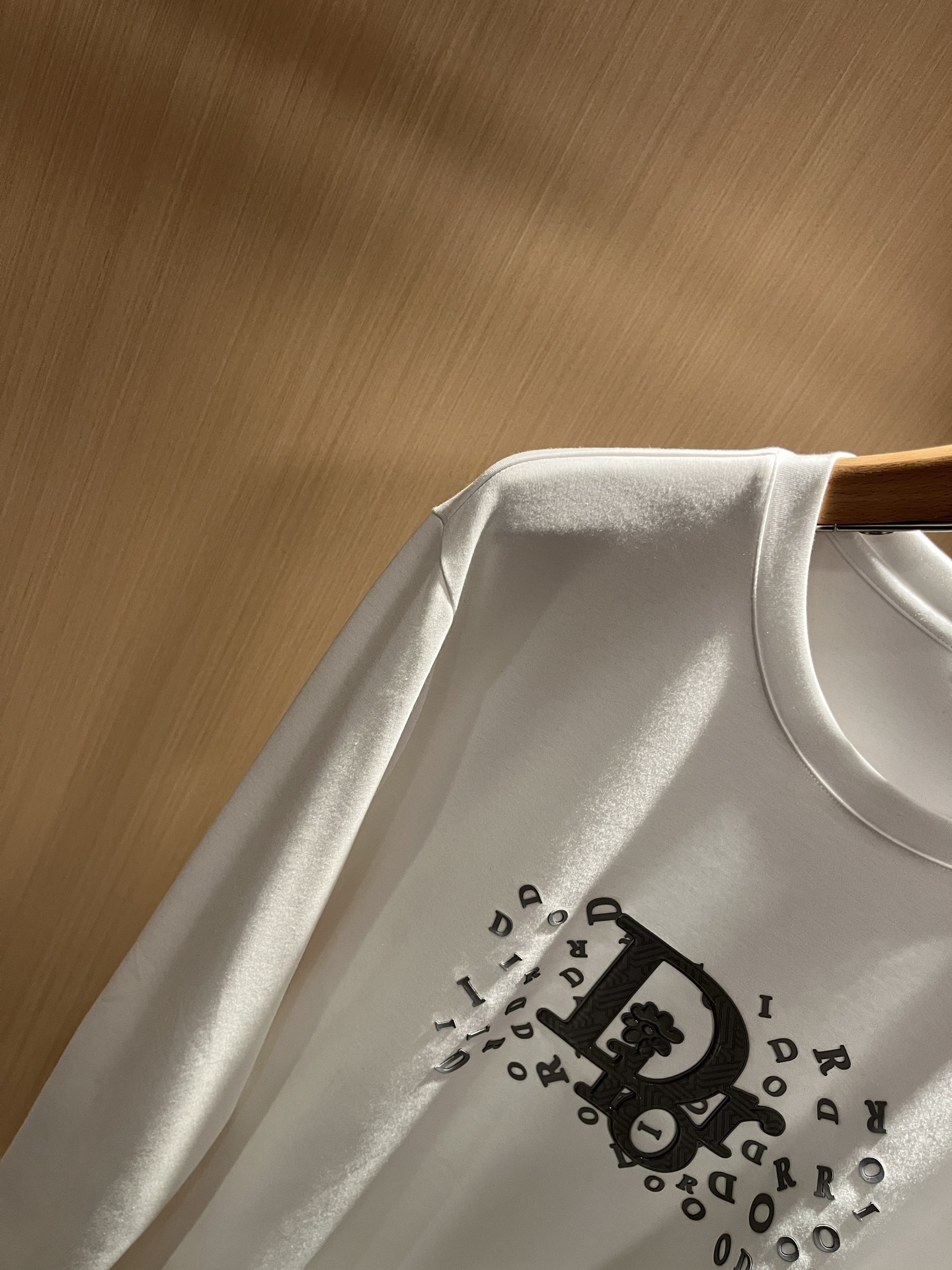 Dio*r迪家2025秋冬新款长袖打底衫，专柜同步发售！定制专属纯棉面料，胸前采用品牌logo图案压胶设