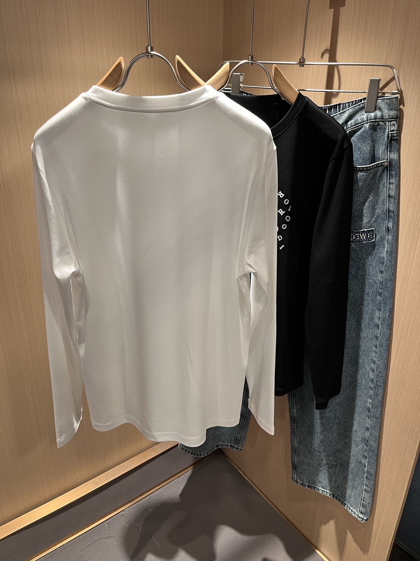 Dio*r迪家2025秋冬新款长袖打底衫，专柜同步发售！定制专属纯棉面料，胸前采用品牌logo图案压胶设