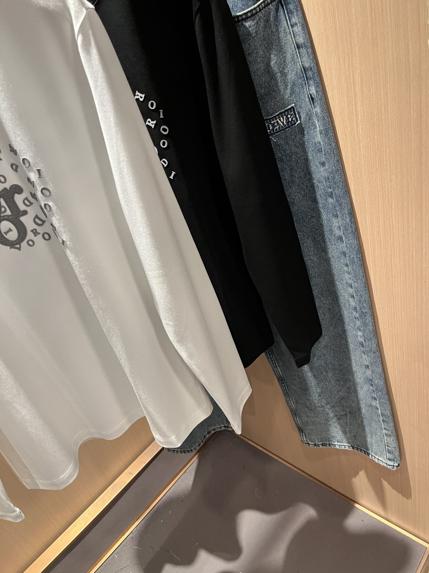 Dio*r迪家2025秋冬新款长袖打底衫，专柜同步发售！定制专属纯棉面料，胸前采用品牌logo图案压胶设