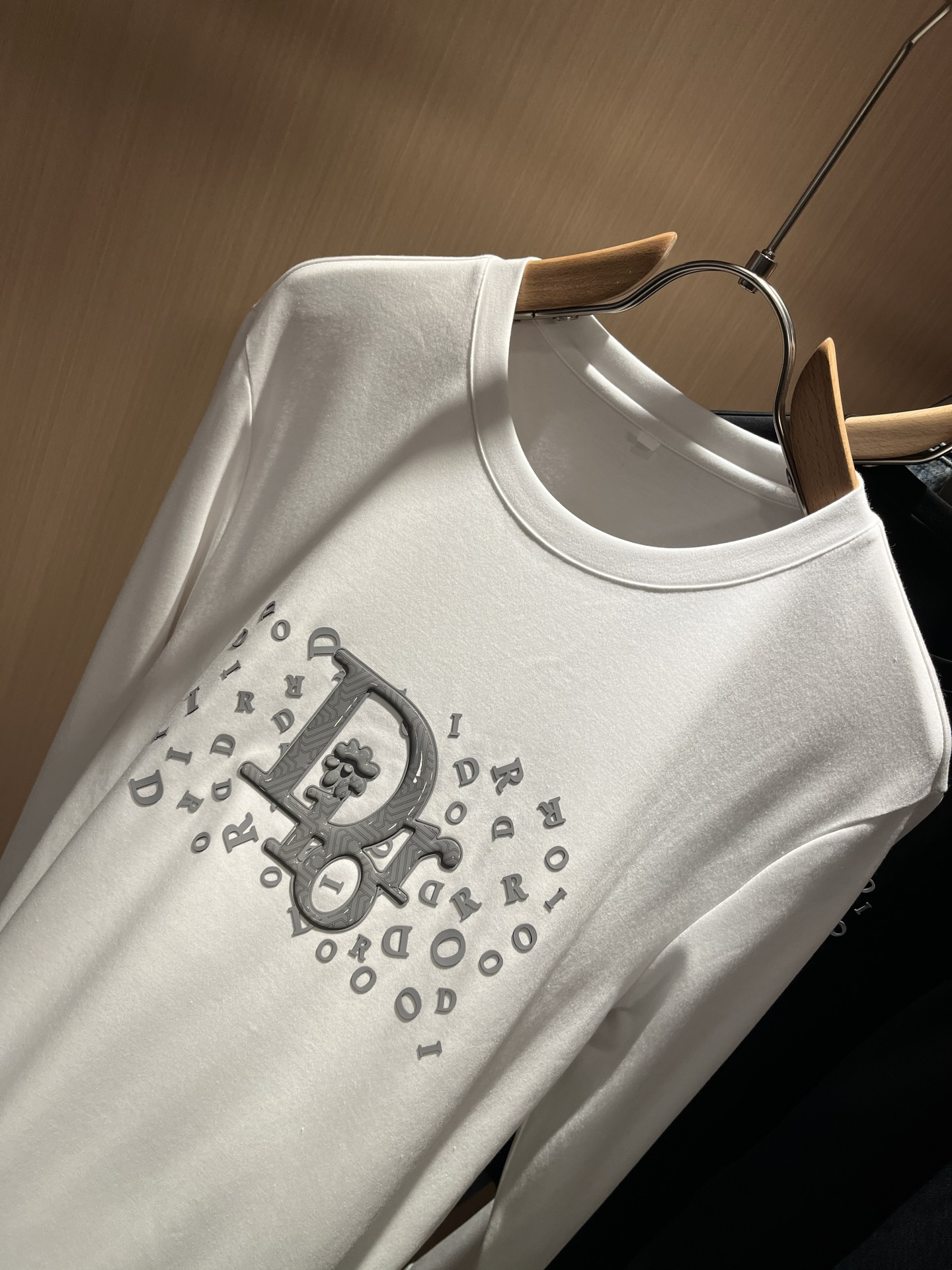 Dio*r迪家2025秋冬新款长袖打底衫，专柜同步发售！定制专属纯棉面料，胸前采用品牌logo图案压胶设