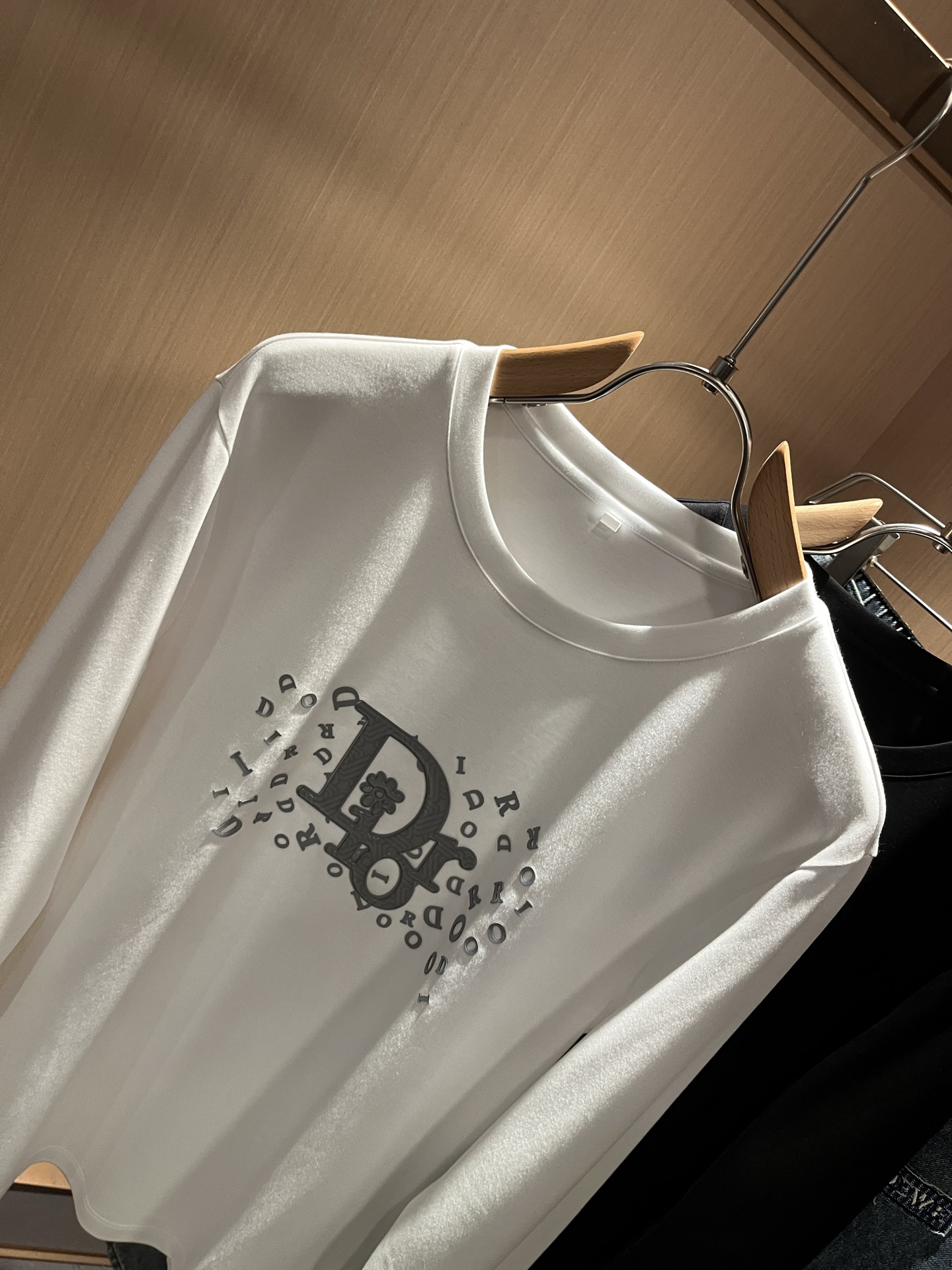 Dio*r迪家2025秋冬新款长袖打底衫，专柜同步发售！定制专属纯棉面料，胸前采用品牌logo图案压胶设