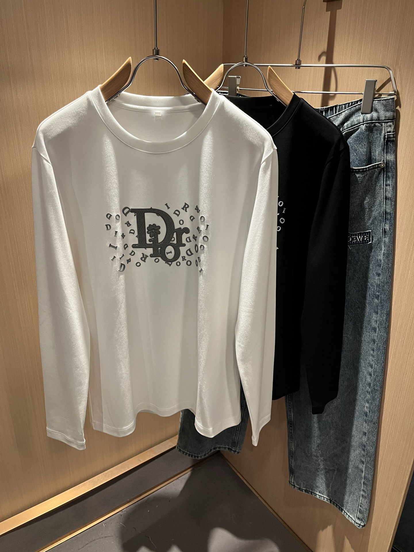 Dio*r迪家2025秋冬新款长袖打底衫，专柜同步发售！定制专属纯棉面料，胸前采用品牌logo图案压胶设