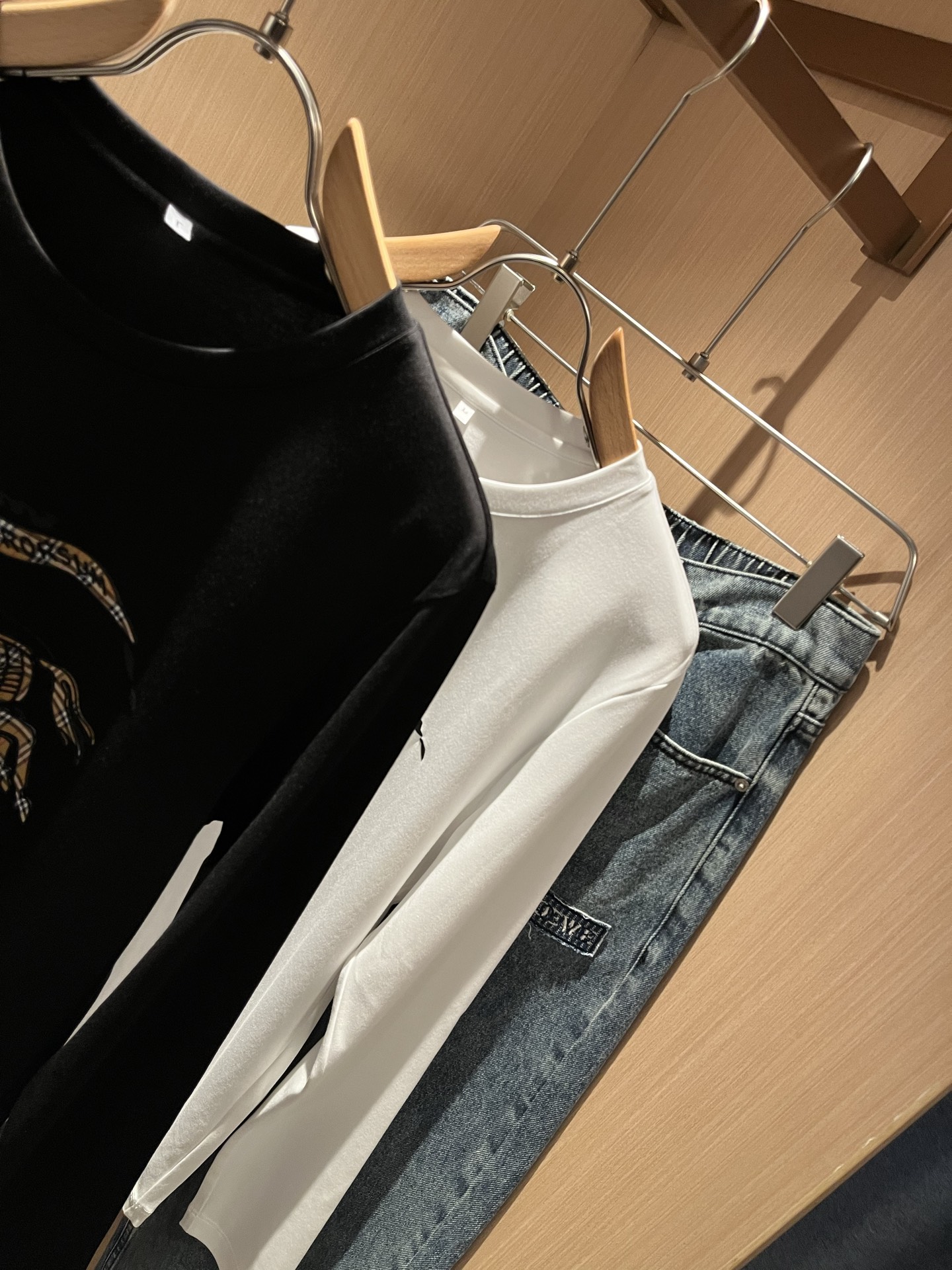 Bur*erry 巴*莉 2025秋季新款男士长袖打底，品牌最新设计元素！既不单调也不复杂,恰到好处的展