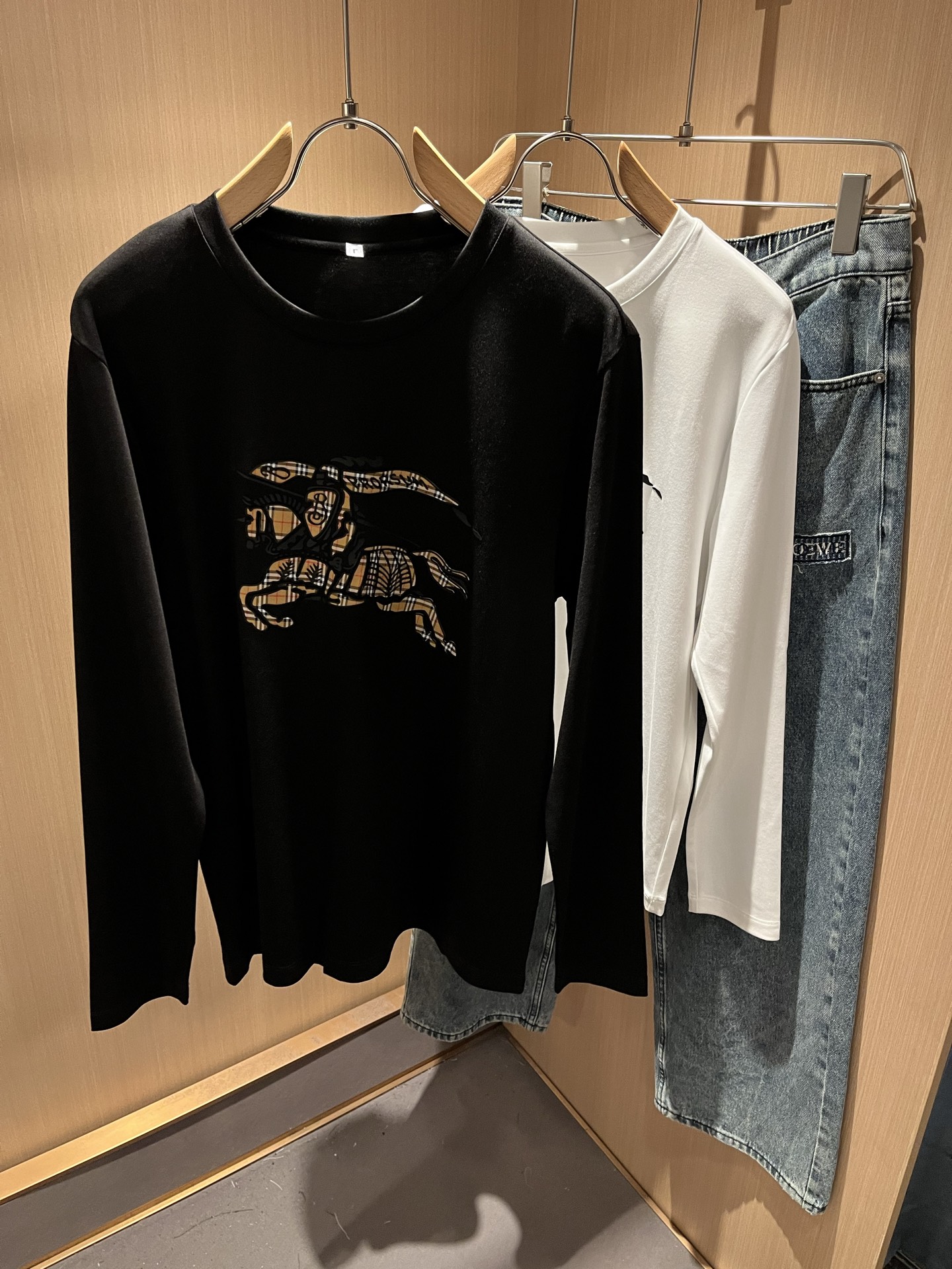 Bur*erry 巴*莉 2025秋季新款男士长袖打底，品牌最新设计元素！既不单调也不复杂,恰到好处的展