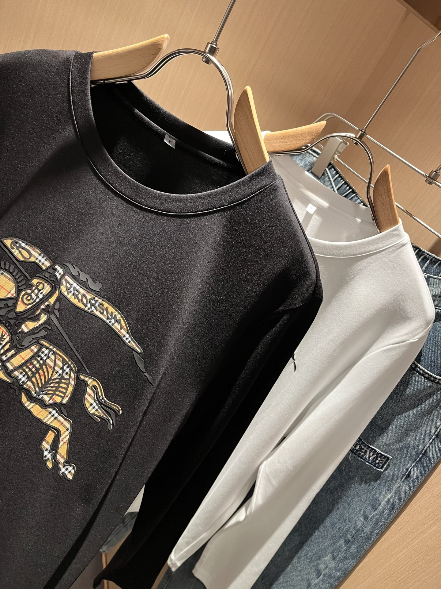 Bur*erry 巴*莉 2025秋季新款男士长袖打底，品牌最新设计元素！既不单调也不复杂,恰到好处的展