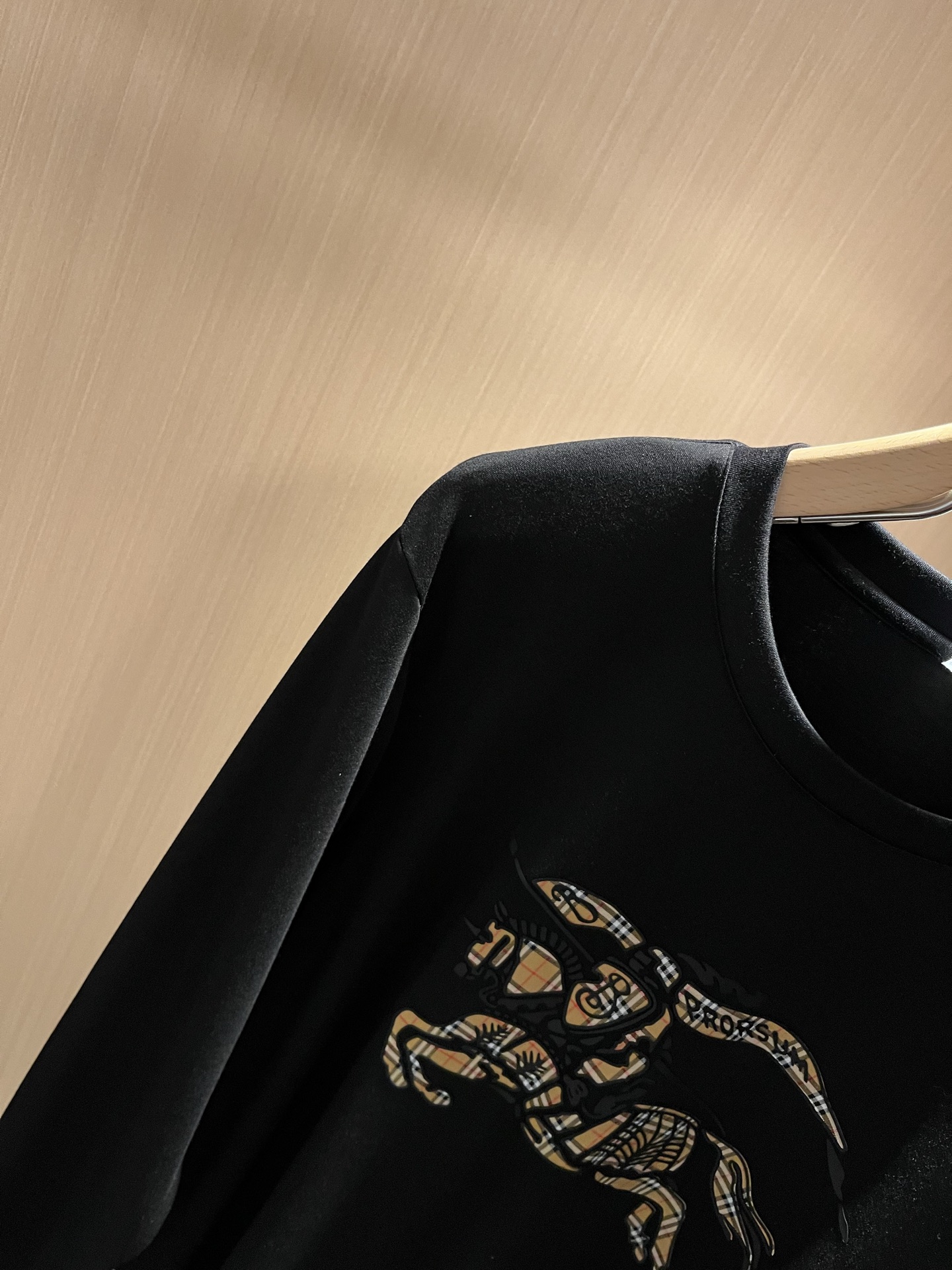 Bur*erry 巴*莉 2025秋季新款男士长袖打底，品牌最新设计元素！既不单调也不复杂,恰到好处的展