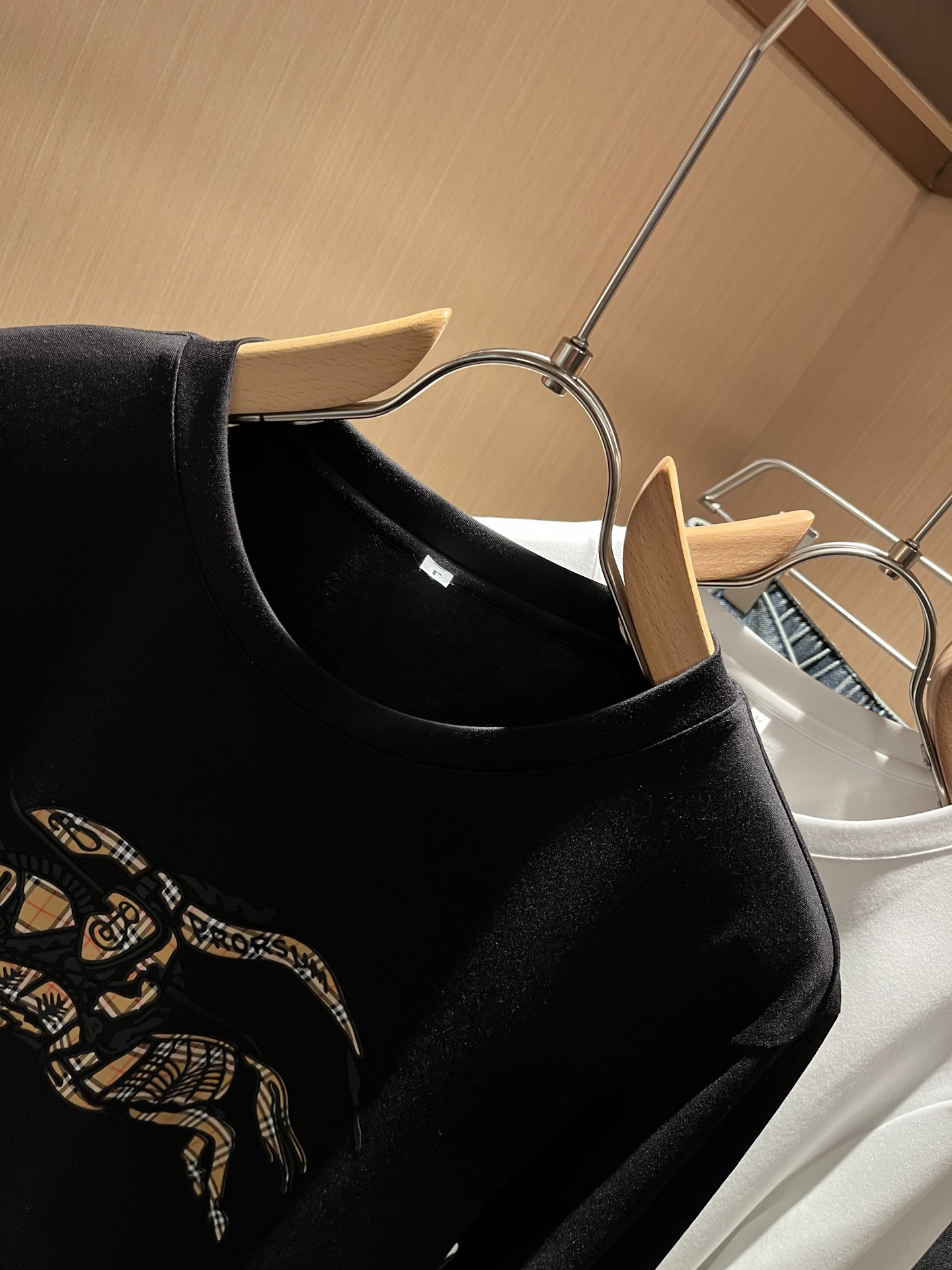 Bur*erry 巴*莉 2025秋季新款男士长袖打底，品牌最新设计元素！既不单调也不复杂,恰到好处的展