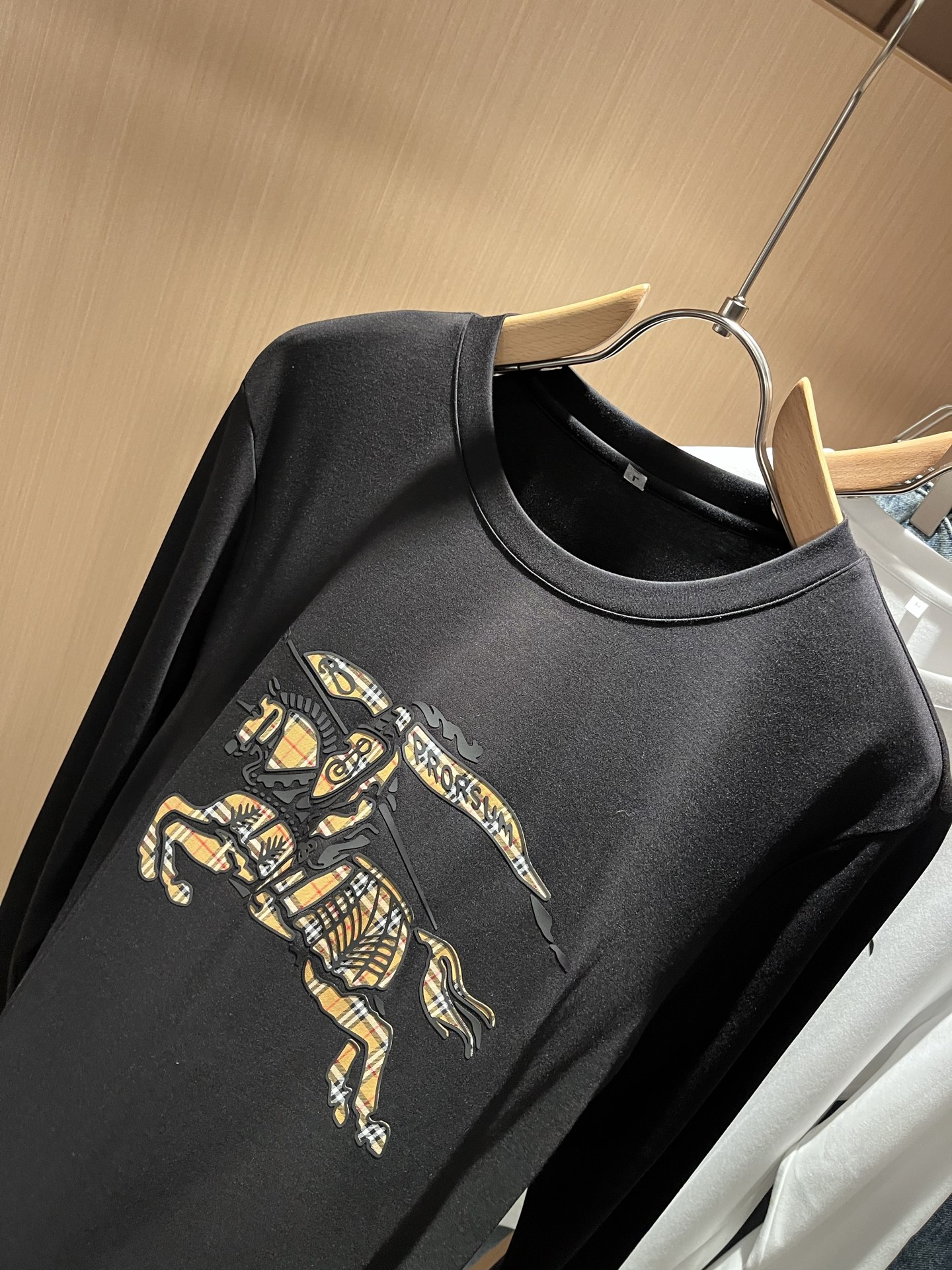 Bur*erry 巴*莉 2025秋季新款男士长袖打底，品牌最新设计元素！既不单调也不复杂,恰到好处的展