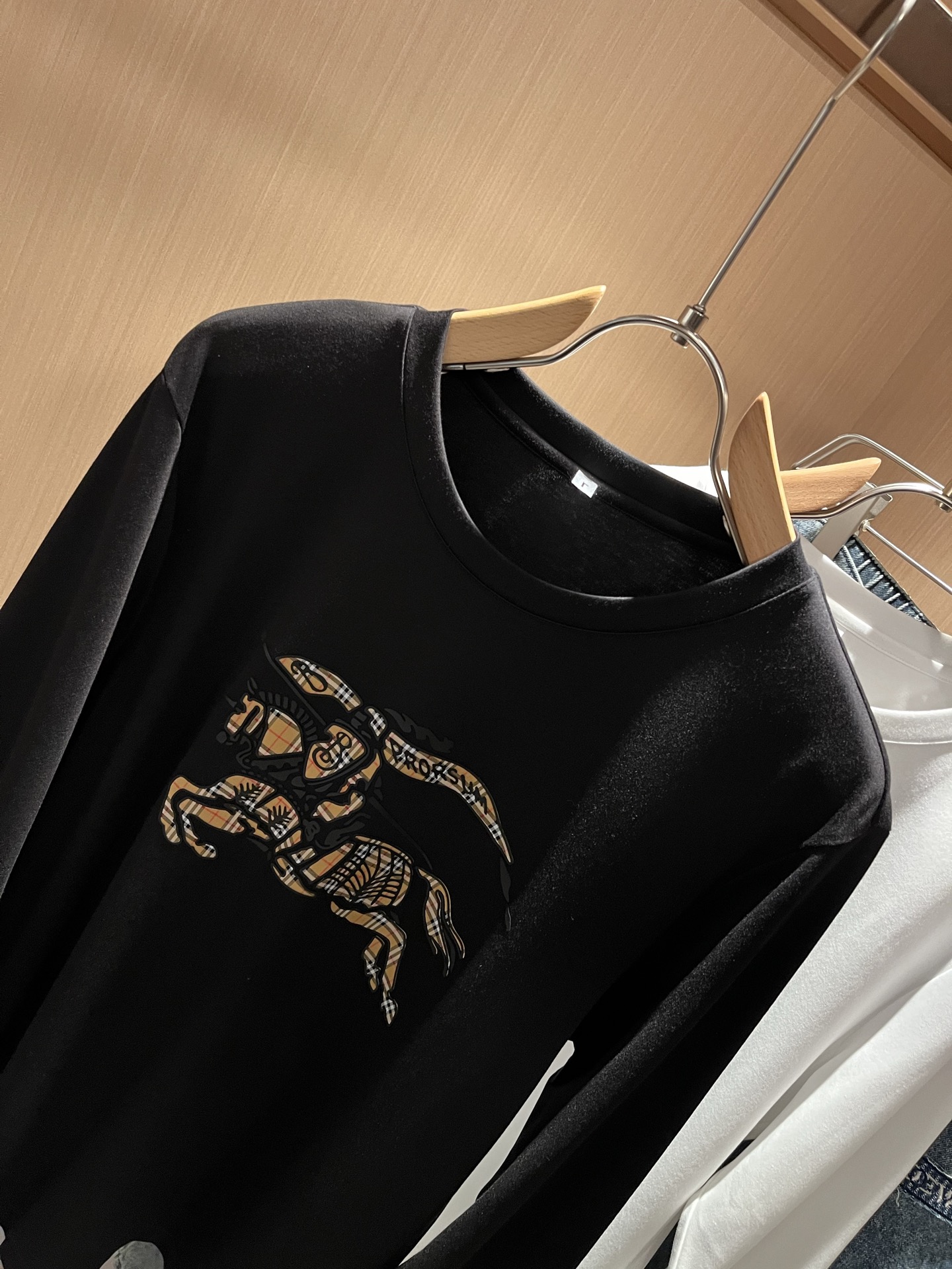 Bur*erry 巴*莉 2025秋季新款男士长袖打底，品牌最新设计元素！既不单调也不复杂,恰到好处的展