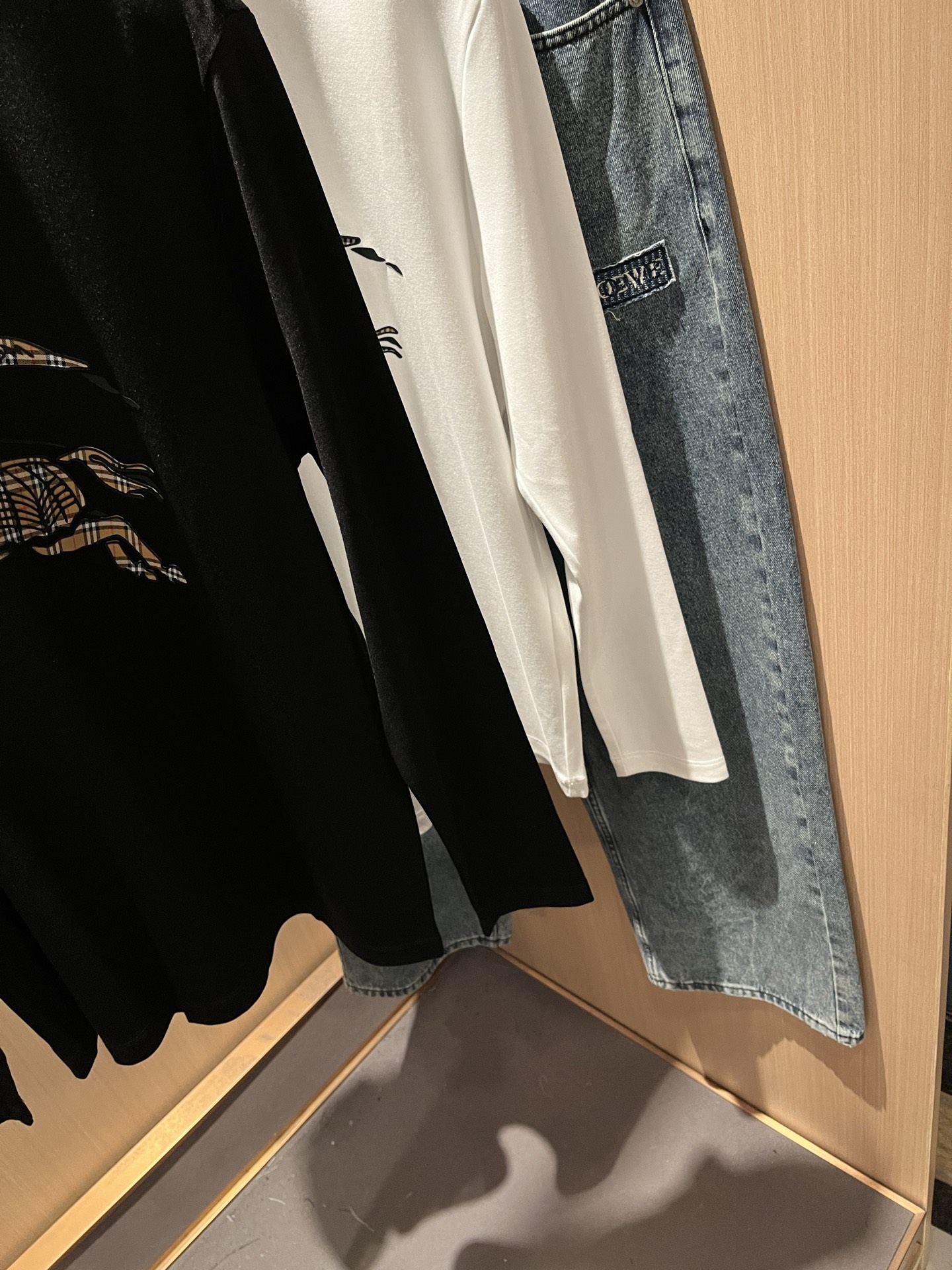 Bur*erry 巴*莉 2025秋季新款男士长袖打底，品牌最新设计元素！既不单调也不复杂,恰到好处的展