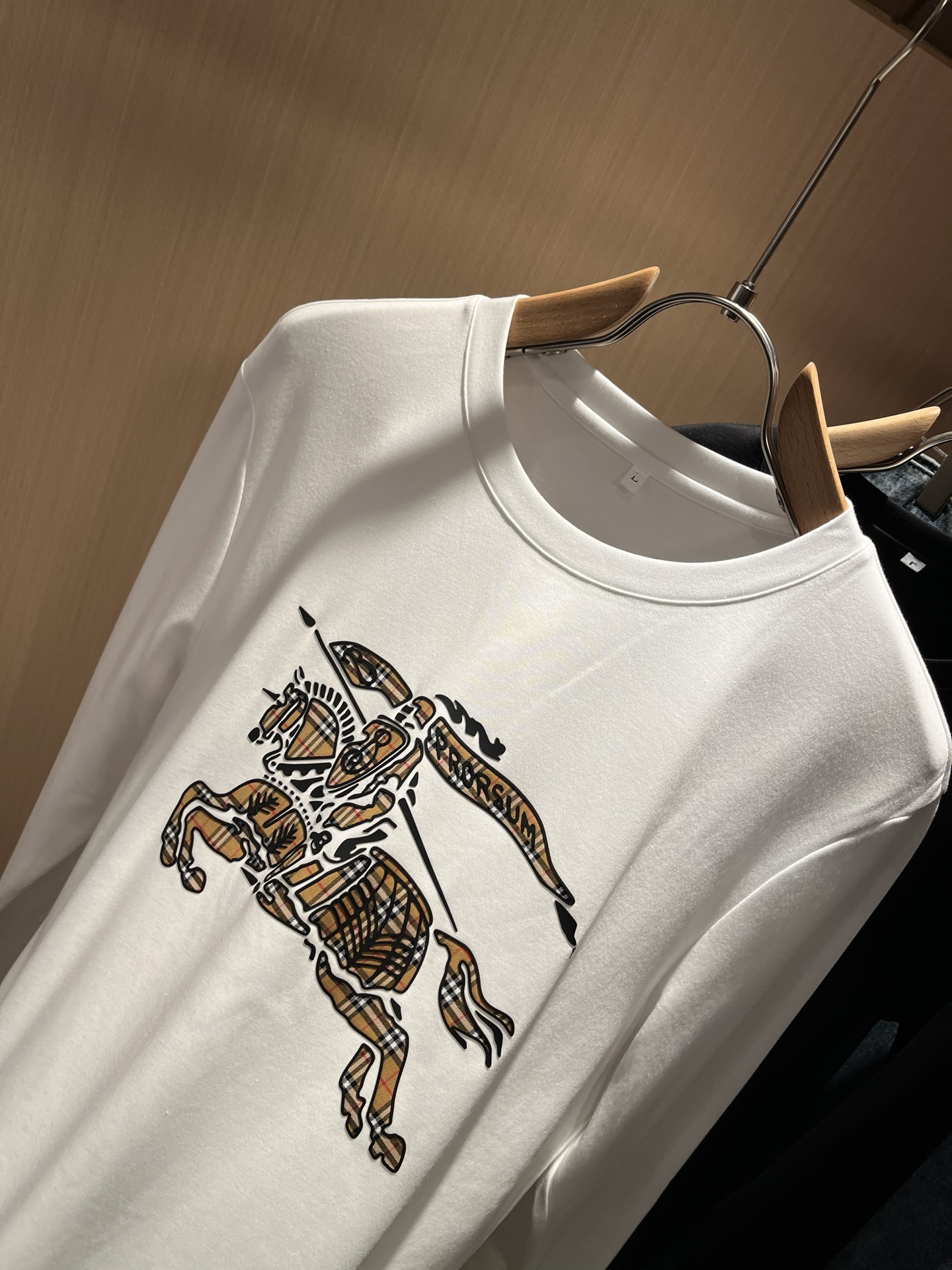 Bur*erry 巴*莉 2025秋季新款男士长袖打底，品牌最新设计元素！既不单调也不复杂,恰到好处的展