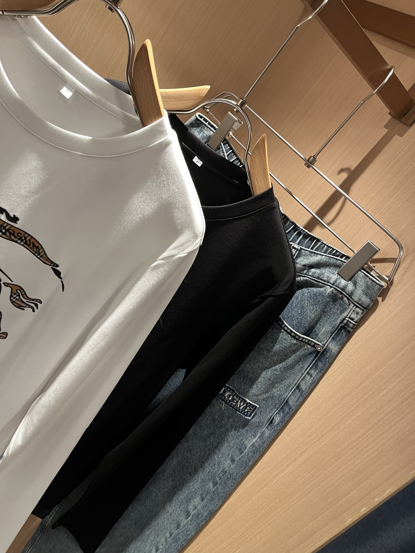 Bur*erry 巴*莉 2025秋季新款男士长袖打底，品牌最新设计元素！既不单调也不复杂,恰到好处的展